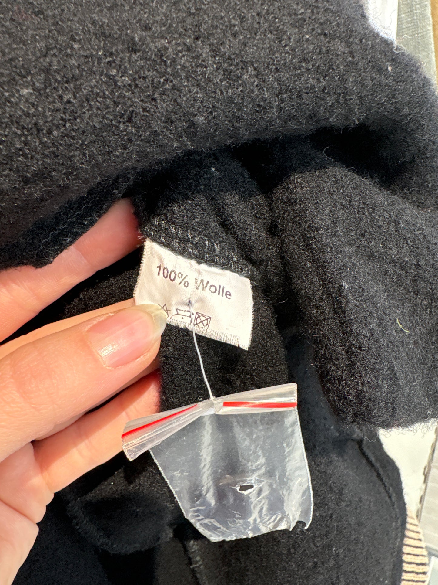 Sacou lung negru din boiled wool cu manșete reglabile și inserții camel