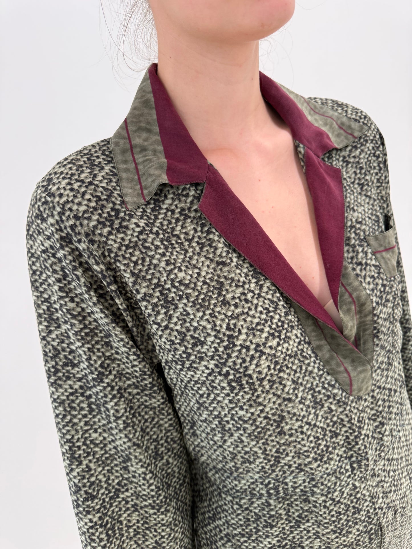 Rochie excepțională din mătase naturală cu mâneci ușor evazate și inserții burgundy