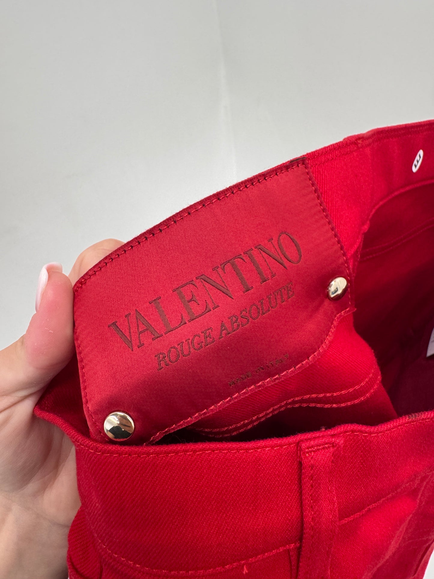 Pantaloni Valentino palazzo cu pense colecția capsula Rouge absolute
