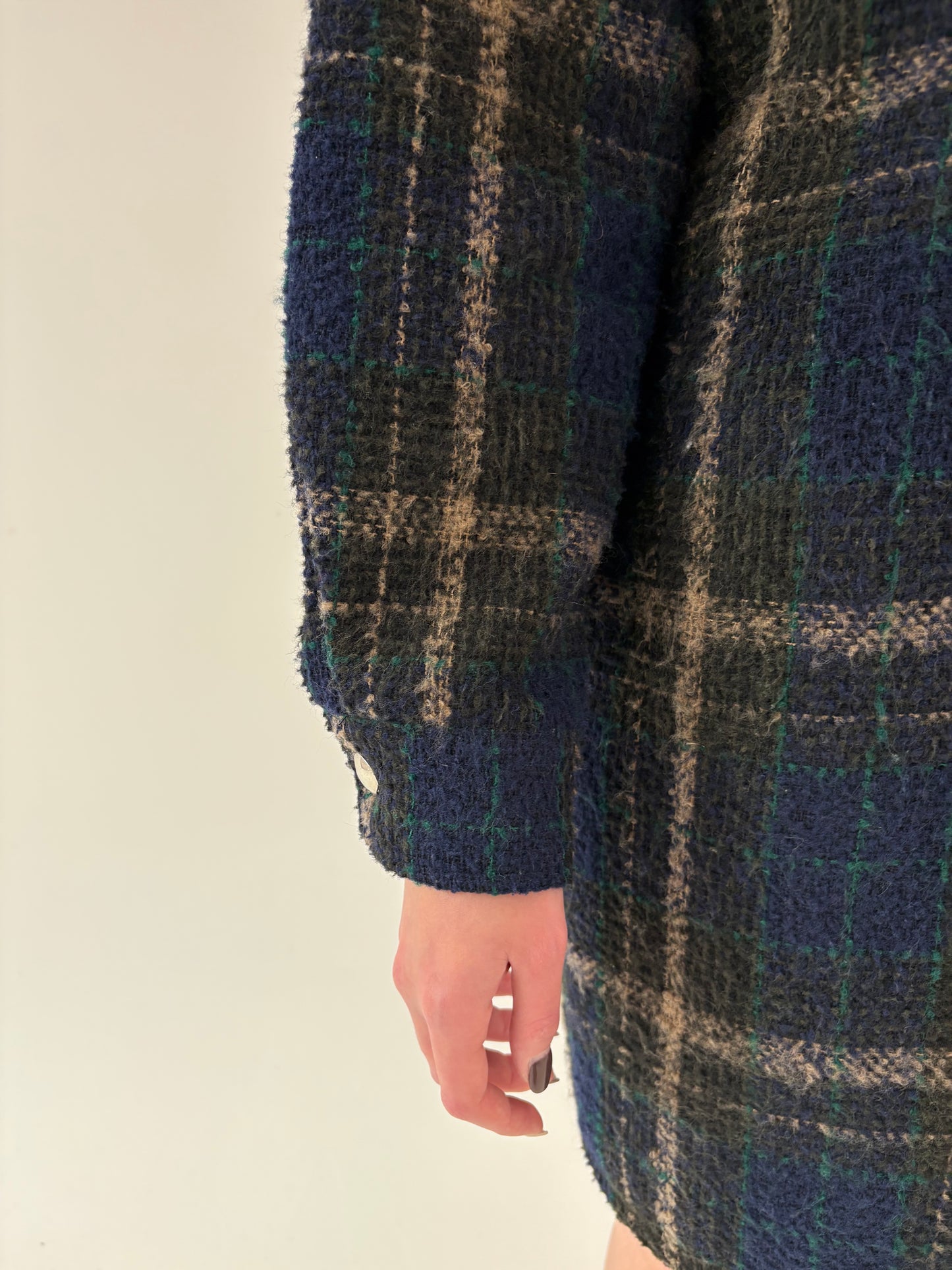 Pardesiu din boucle în combinație superbă de culori în stil cămașă oversized