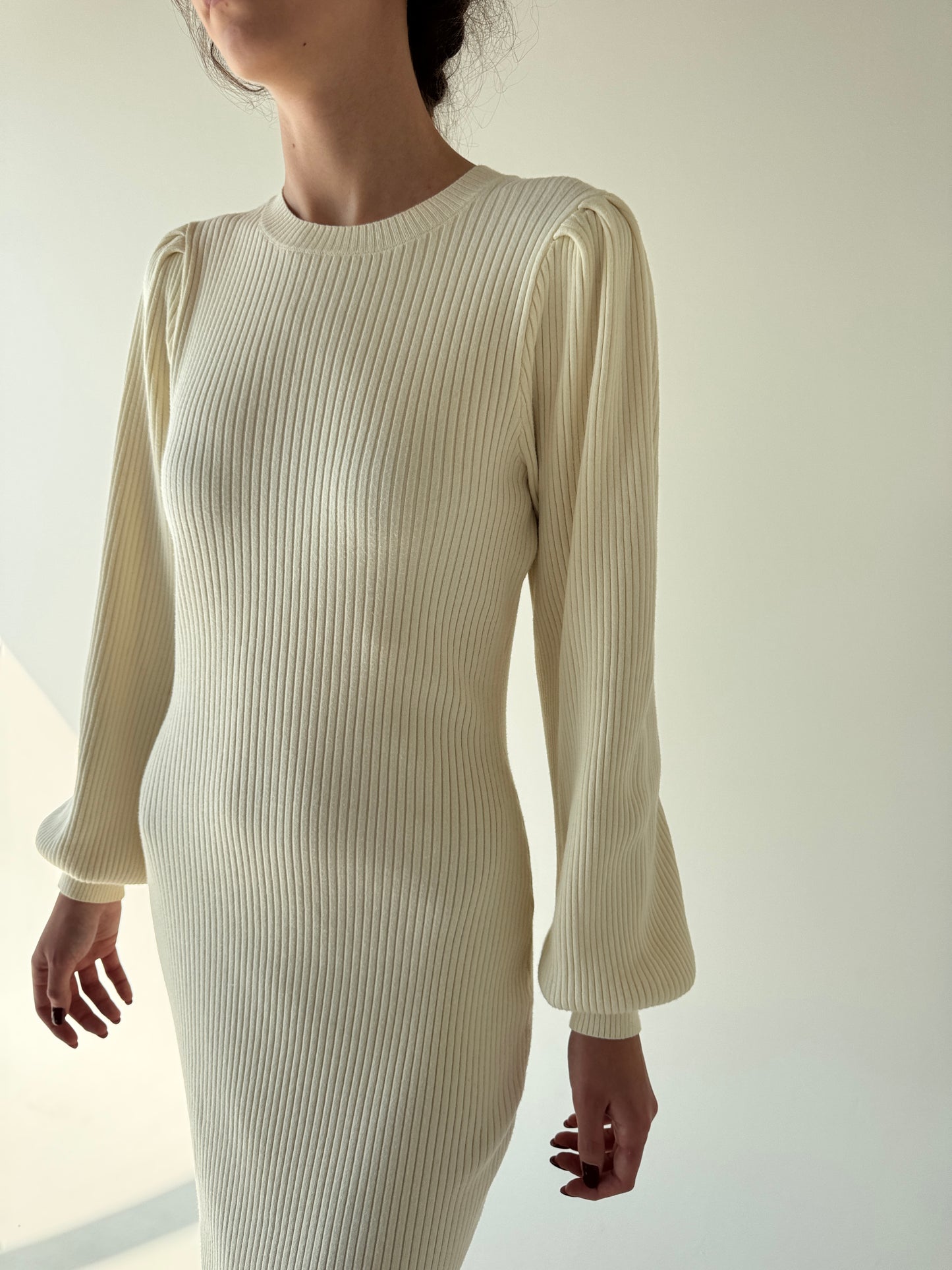 Rochie midi ivoire cu mâneci ample din jerse ribbed greu de gramaj mare