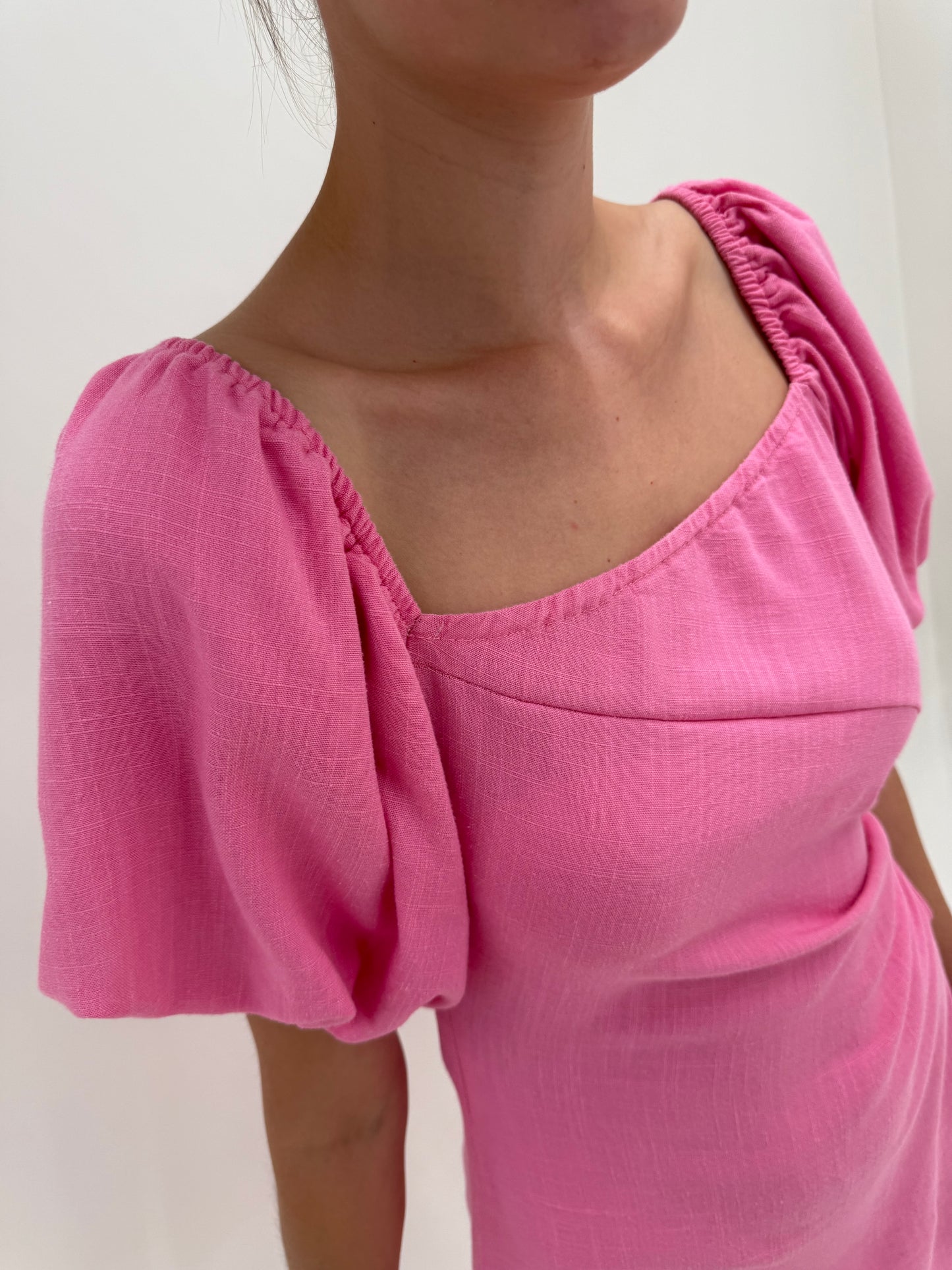 Rochie maxi Barbie Pink in croi reglabil cu decupaj în talie și mâneci bufante