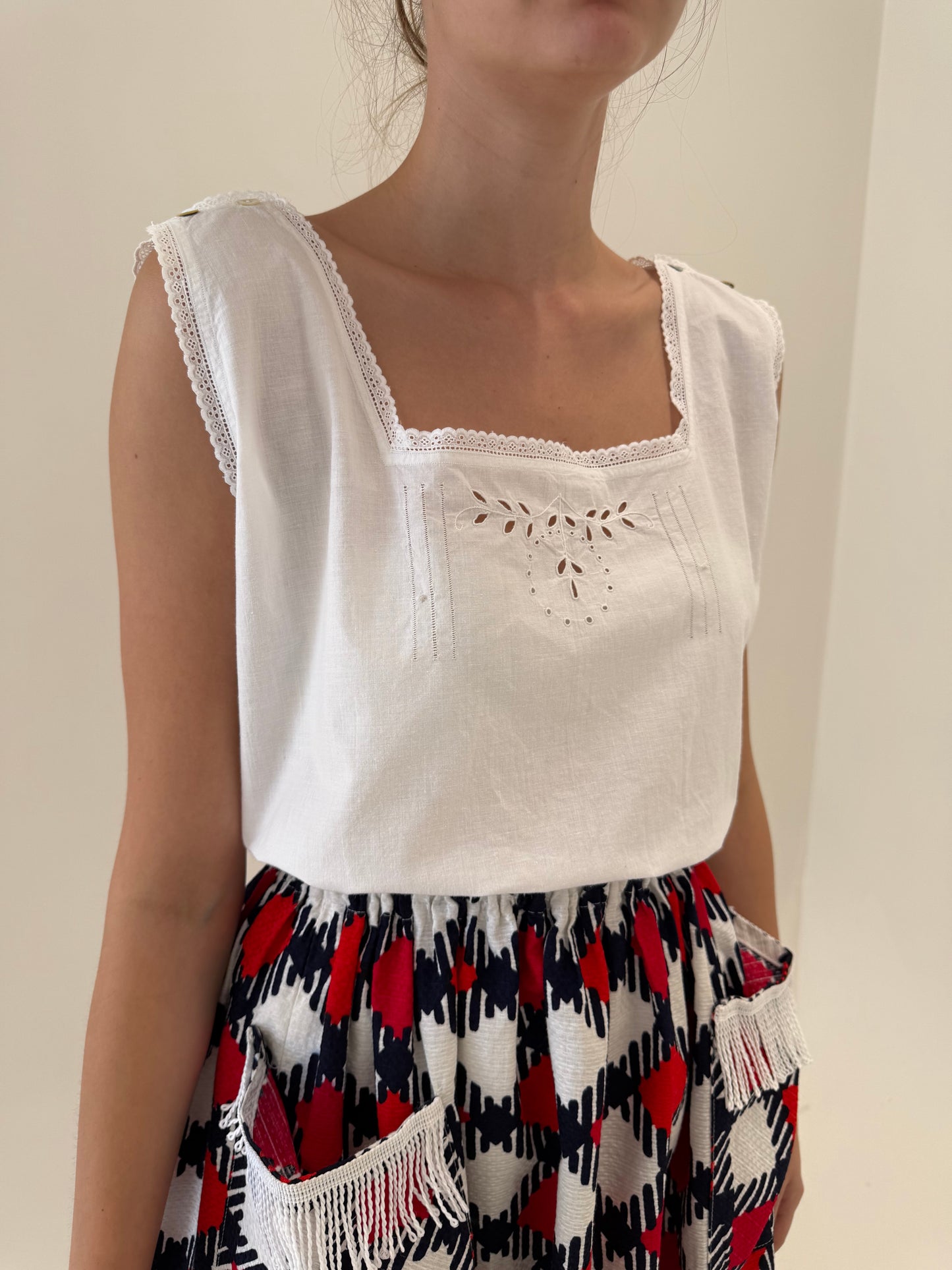 Top vintage din pânză excepțională de in cu broderie manuală delicată