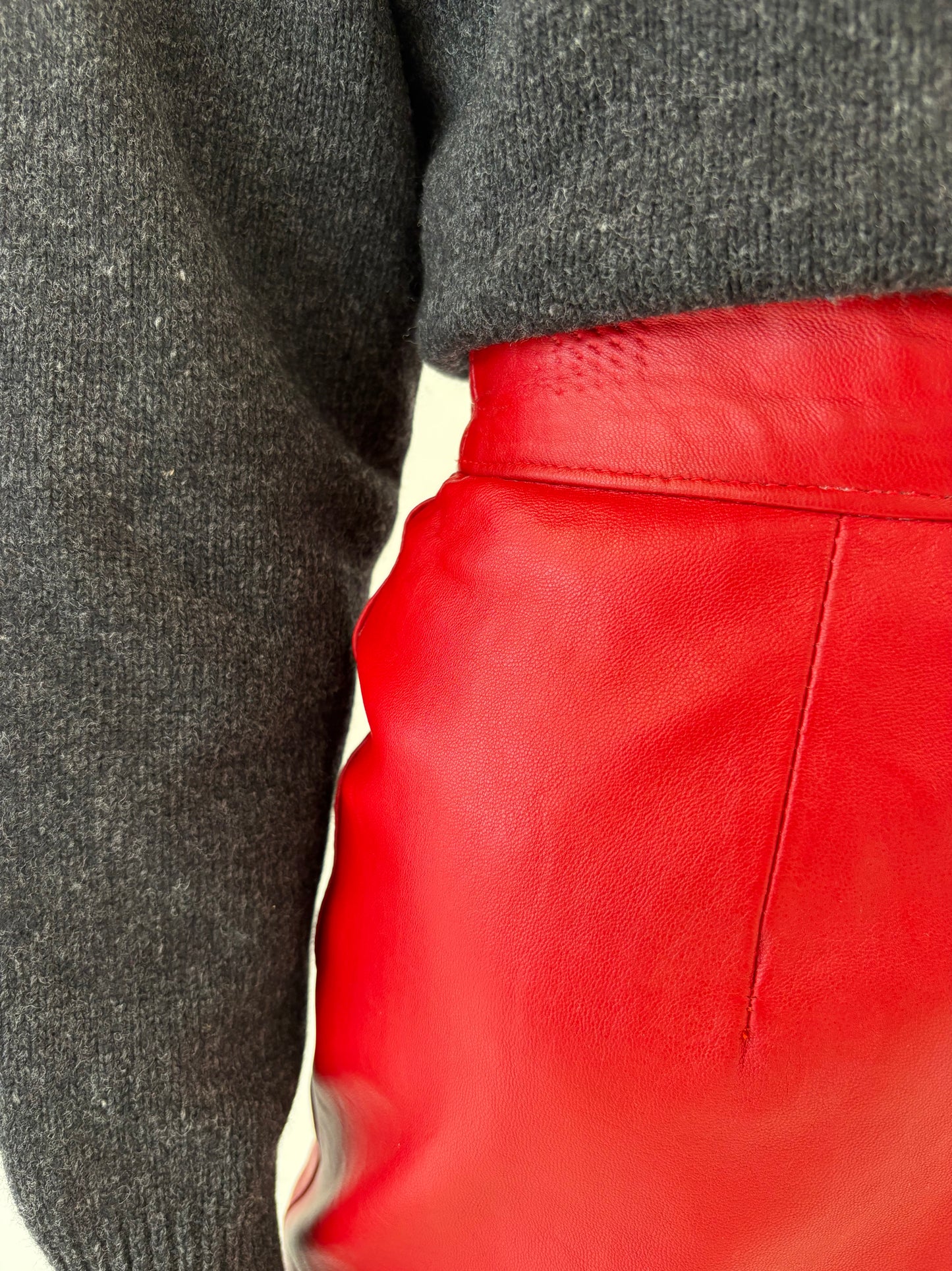 Fustă roșie din piele naturală moale cu talie ultra înaltă marcată a