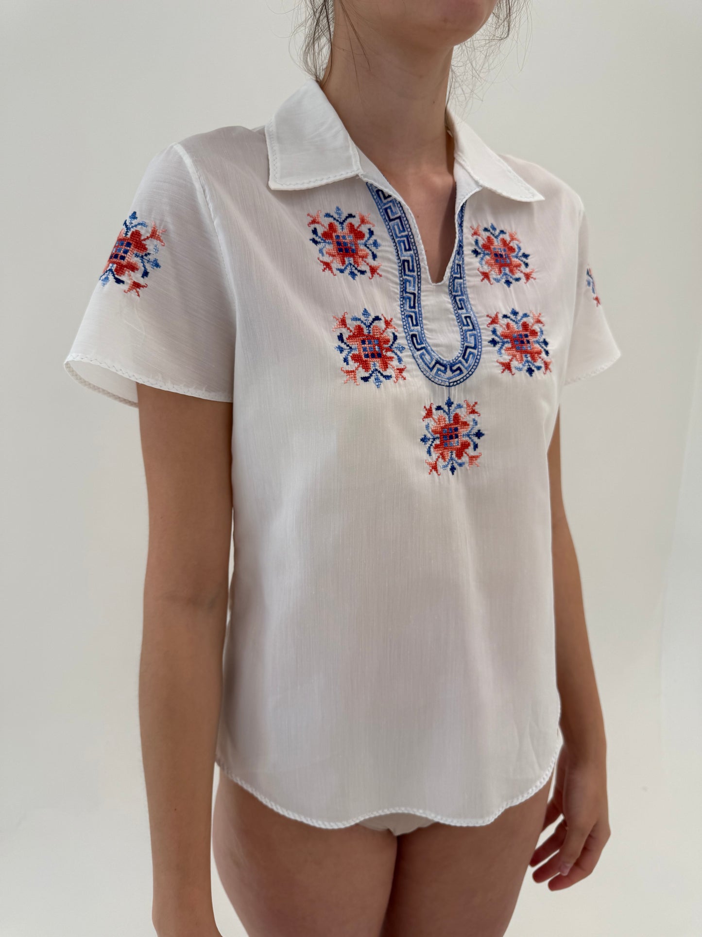 Top vintage cu broderie manuală excepțională