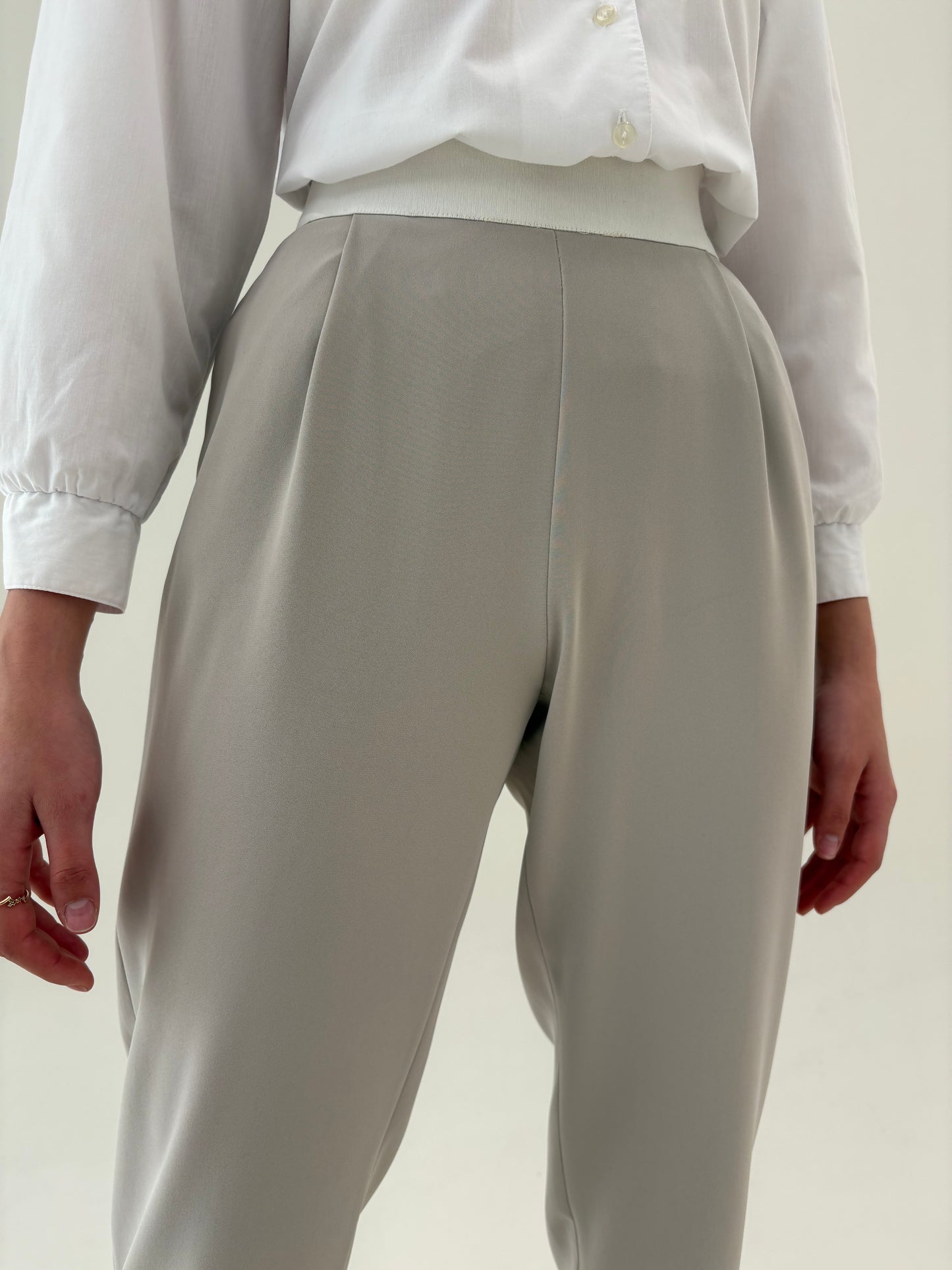 Pantaloni petite warm gray de brand luxury Peserico cu talie ultra înaltă marcată elastică