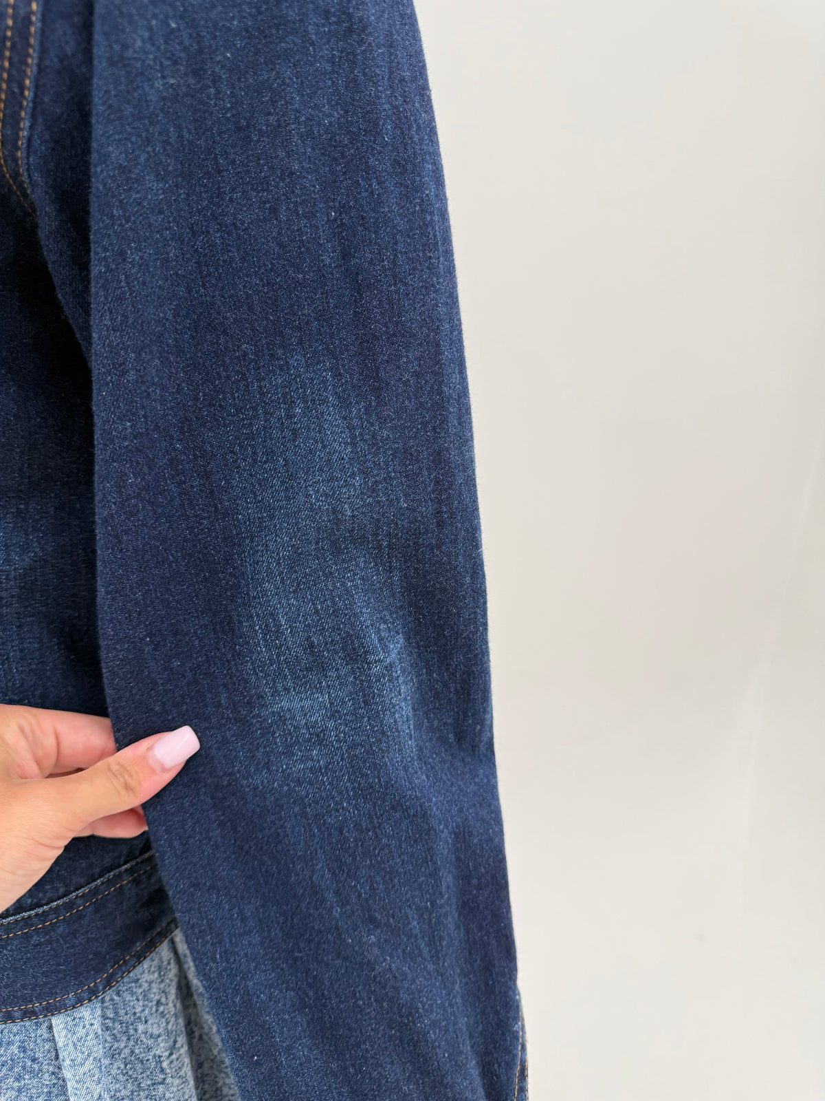 Geaca Escada din jeans darker wash in croi clasic cu efect prespalat