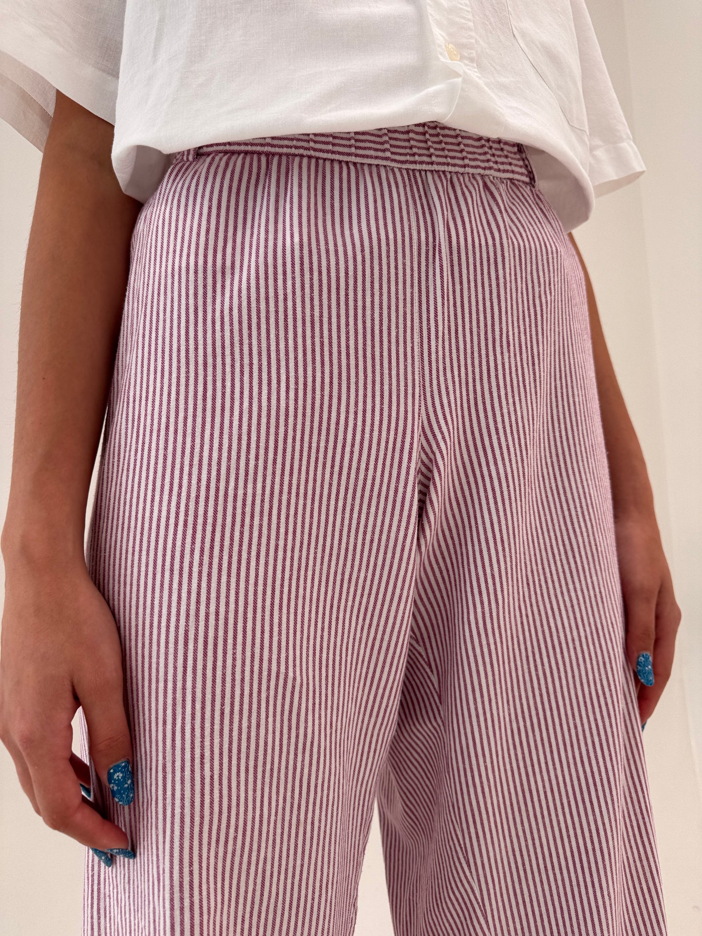 Pantaloni din panza de bumbac în croi drept cu dungi verticale burgundy