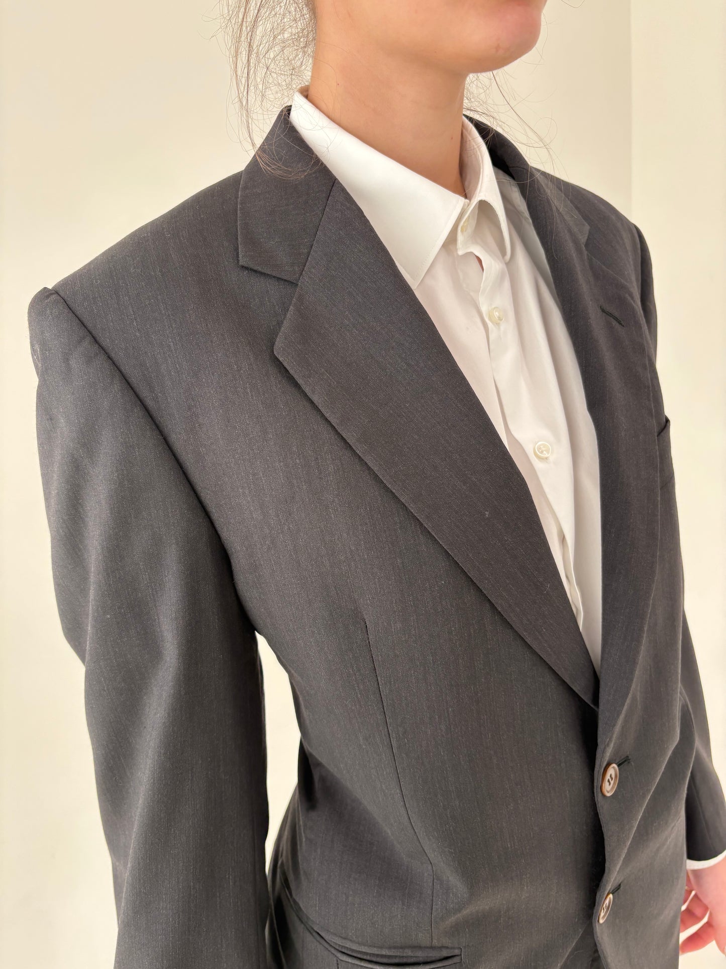 Costum italian steel gray din lanita extrem de fină subțire  în croi actual