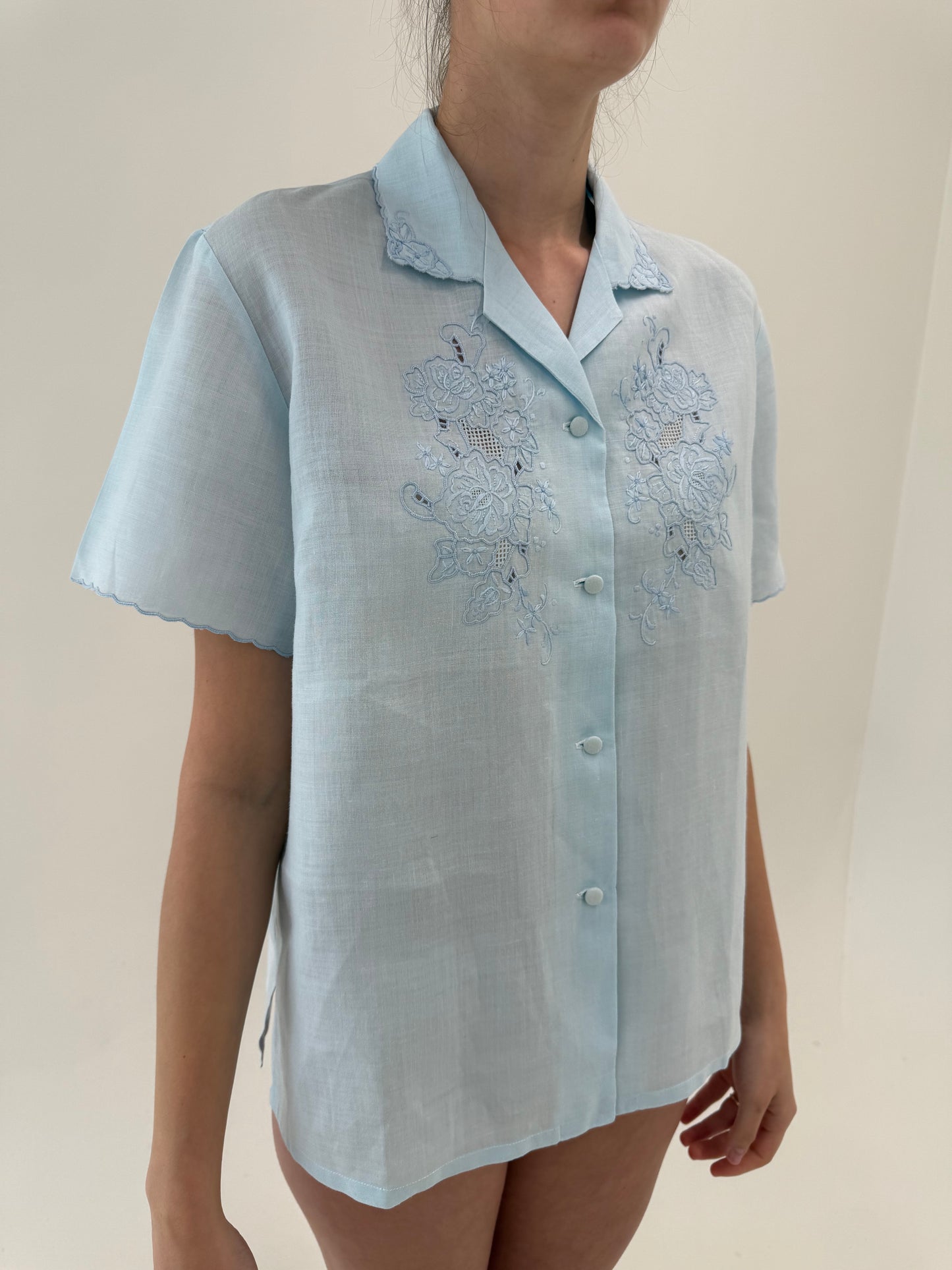 Cămașa luxury baby blue din in brodată manual