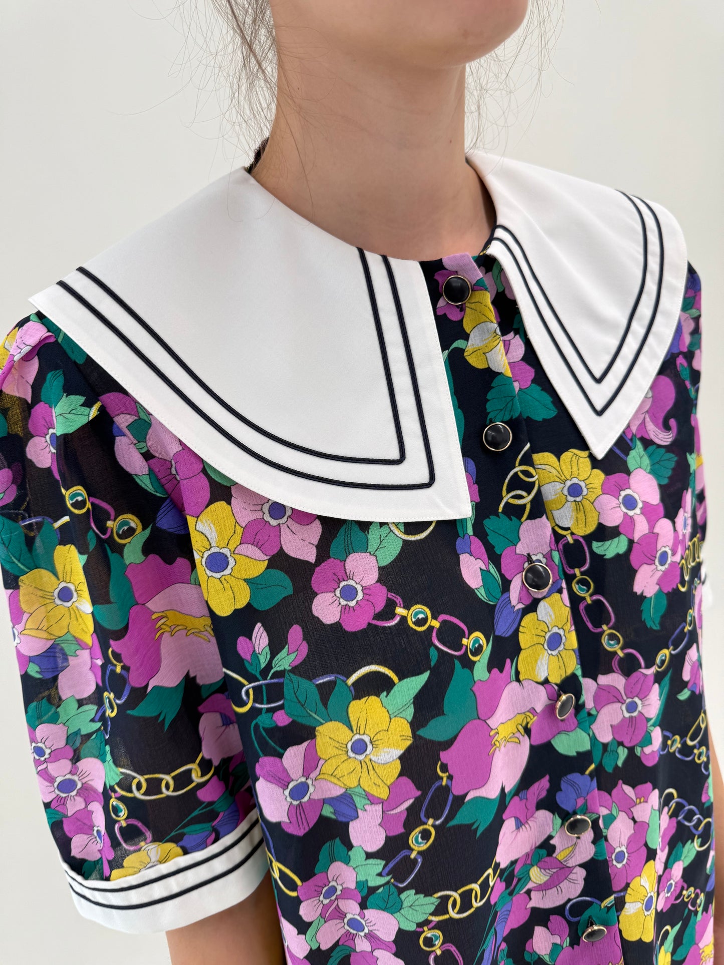 Cămașa vintage cu guler supradimensionat și print floral