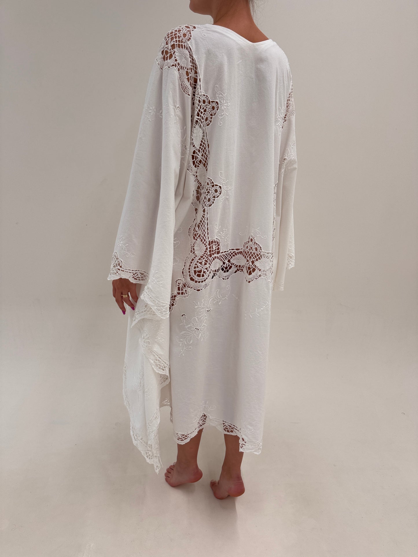 Kaftan excepțional din pânză de bumbac lucrat manual cu macrame și broderie