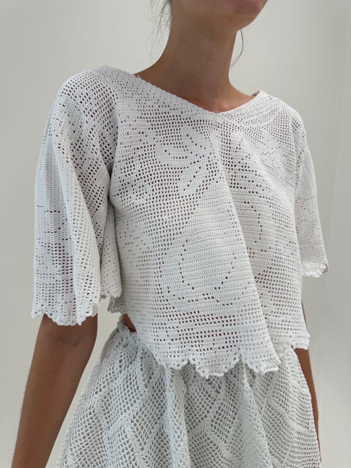 Top bijuterie din macrame lucrat manual in croi amplu top capa