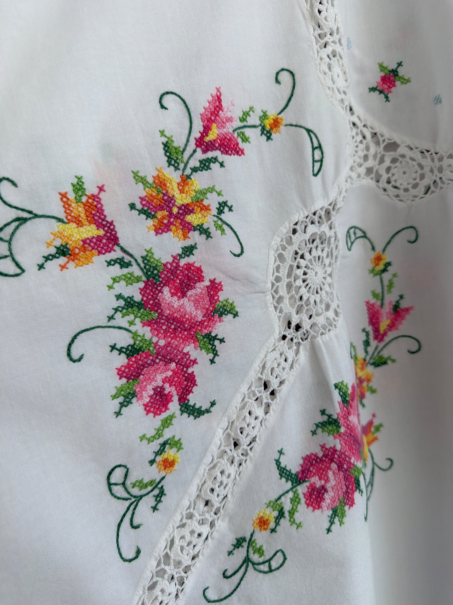 Kaftan excepțional cu broderie manuală superbă colorată și macrame fin lucrat manual