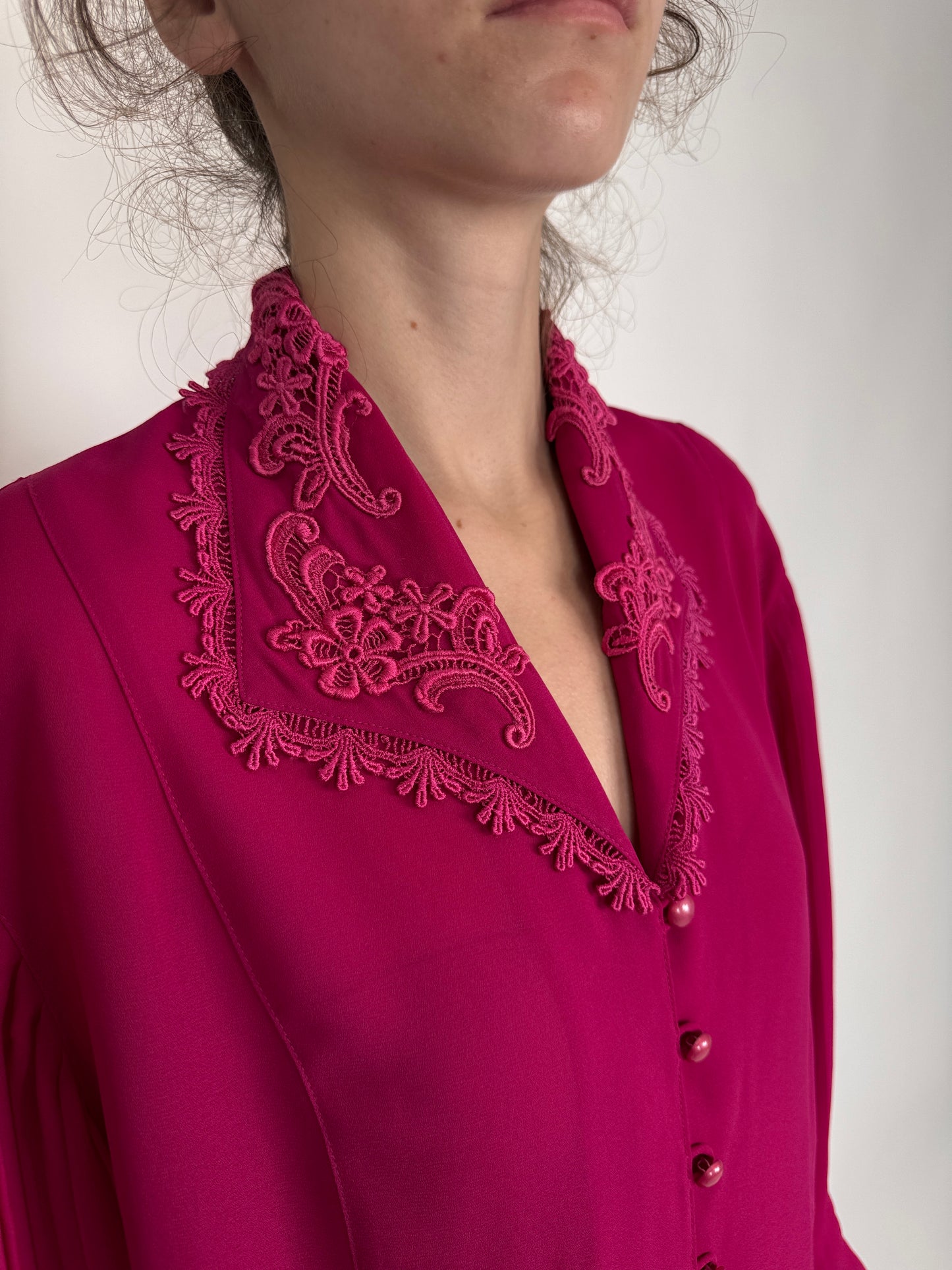 Cămașa viabtge fucsia cu aplicații de dantelă macrame
