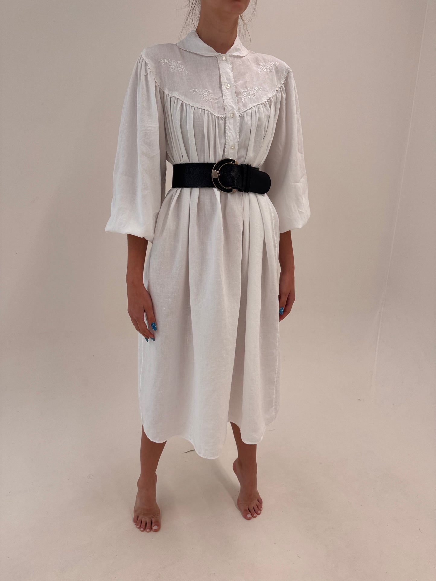 Rochie maxi excepțională cu broderie manuală în croi super drapat din in fin