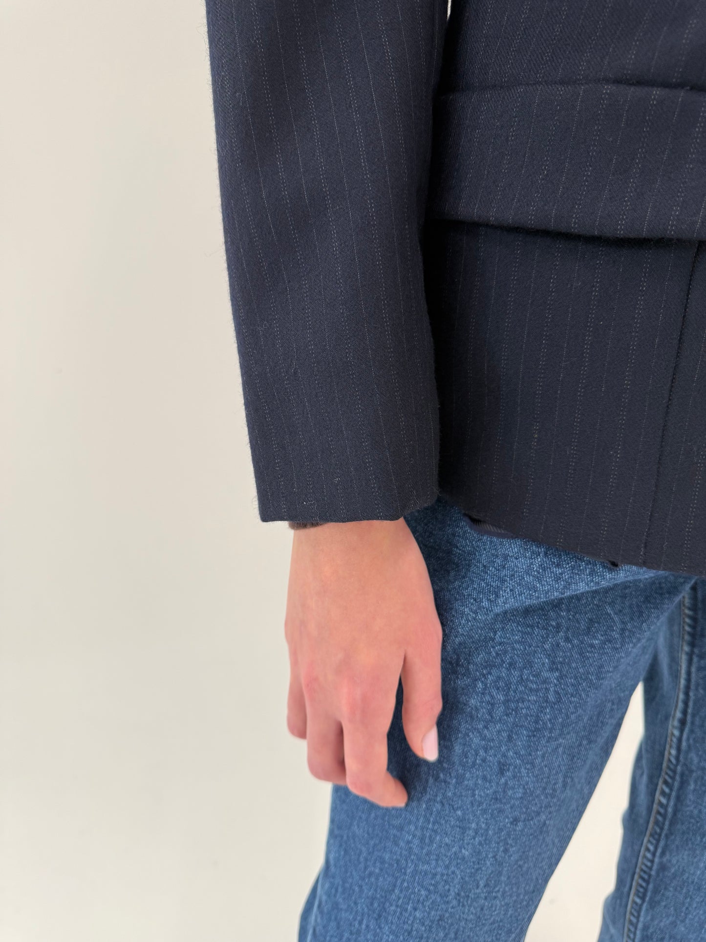 Sacou din stofă groasă ușor cambrat din lana extafina Navy cu dungi fine ivoire