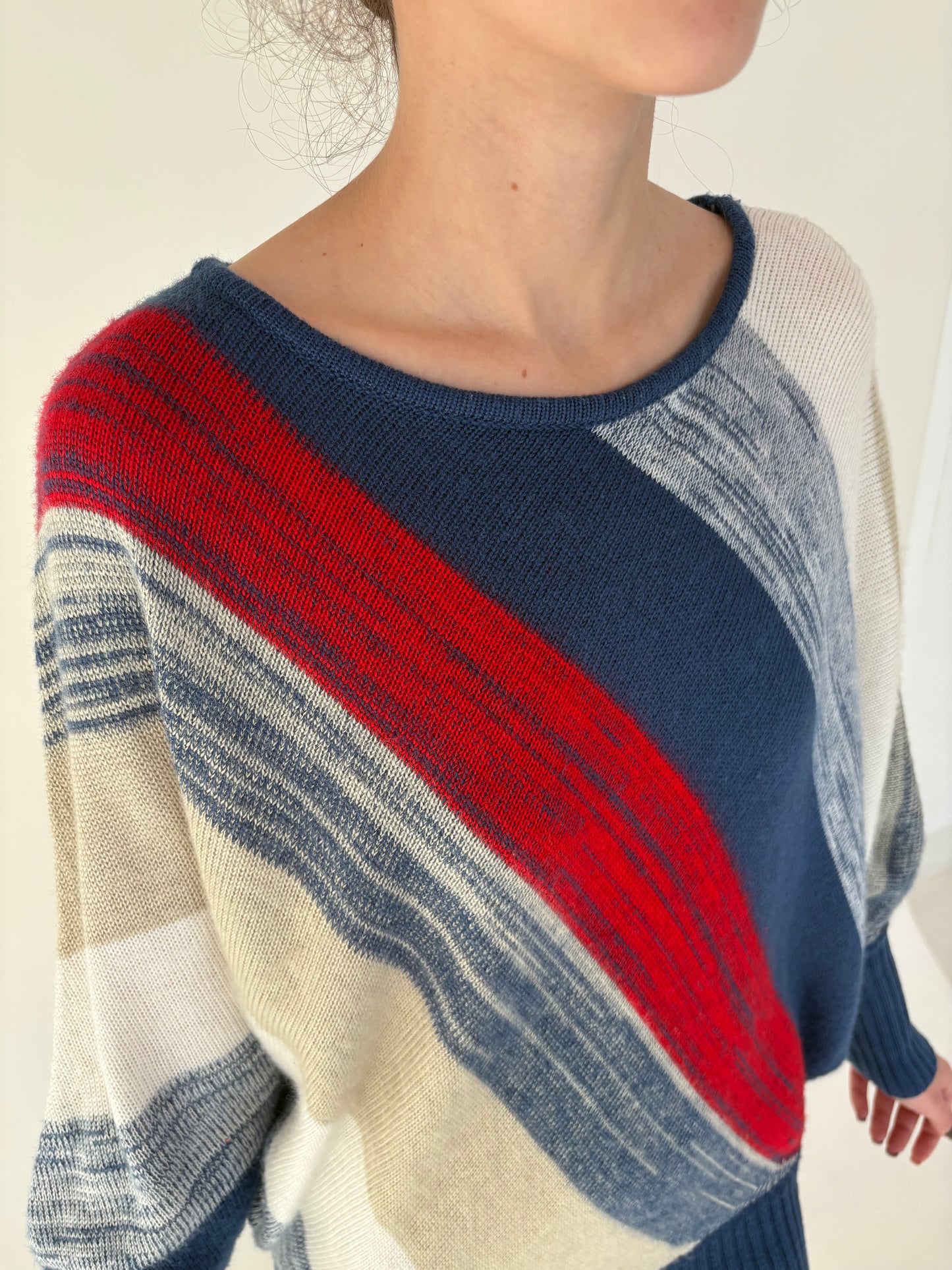 Pulover cu manșete ultra înalte și mânecă fluture în combinație clasică