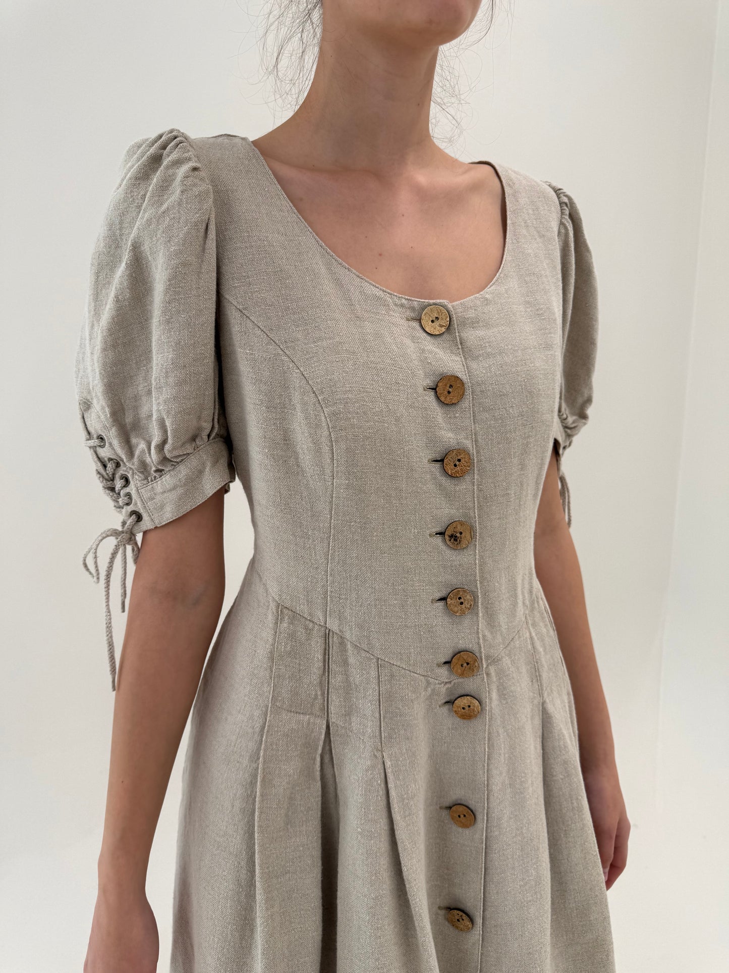 Rochie vintage nude din pânză grea de in cu corsaj și talie ultra marcată