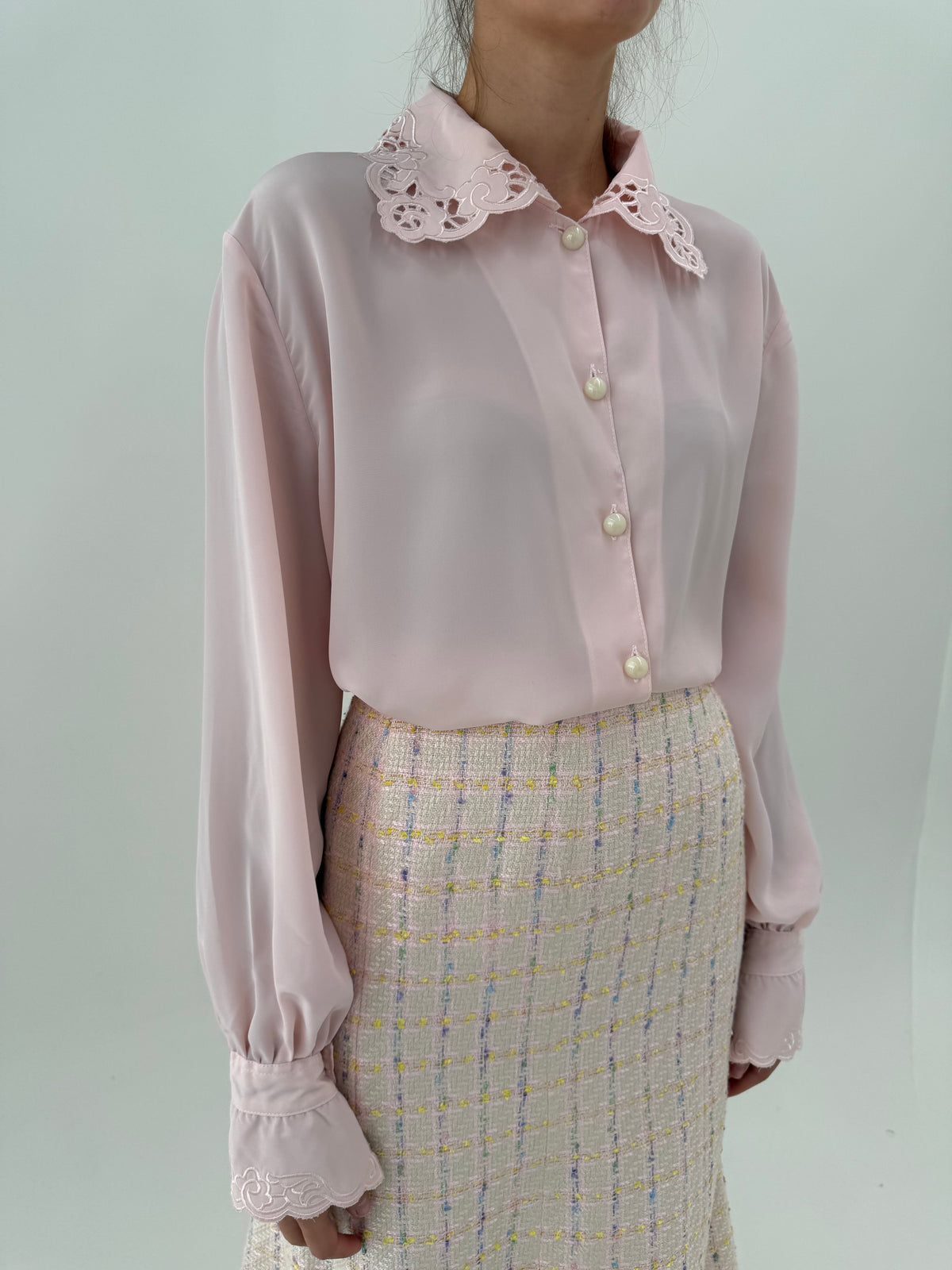 Cămașa vintage powder pink cu broderie și guler supradimensionat