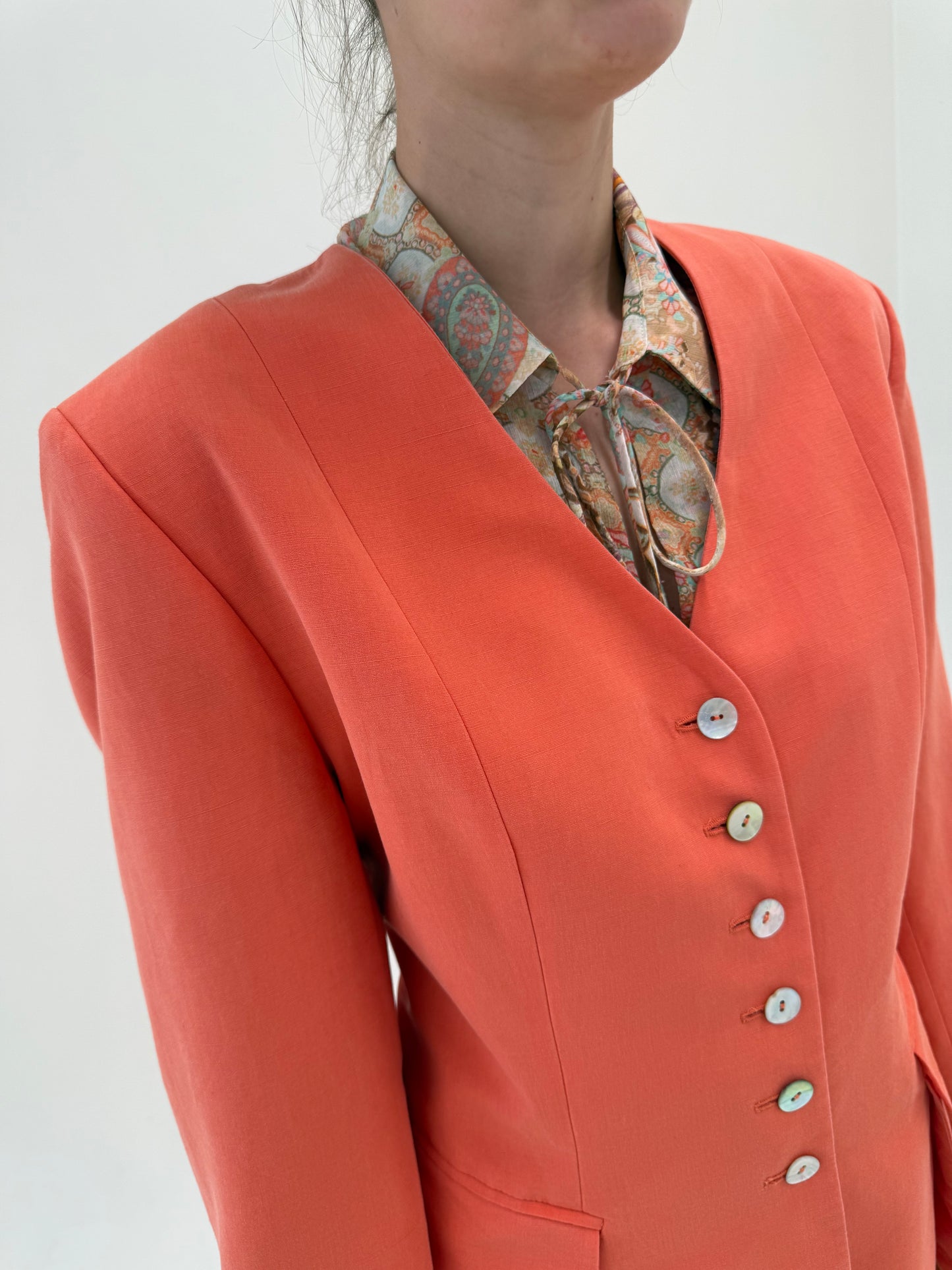 Sacou superb red orange cambrat cu nasturi mother of pearl