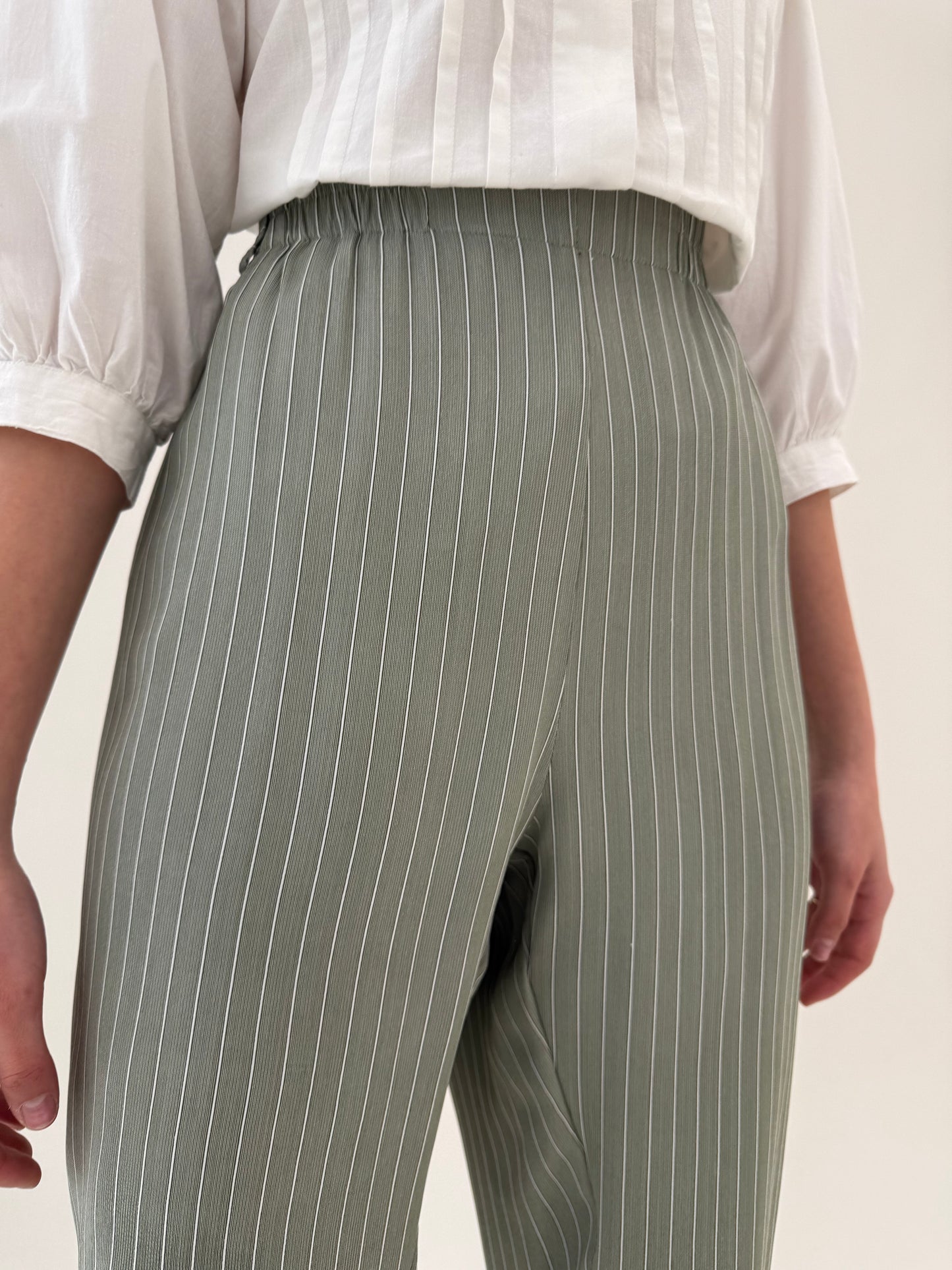 Pantaloni petite cu dungi fine verticale cu talie ultra înaltă elastică