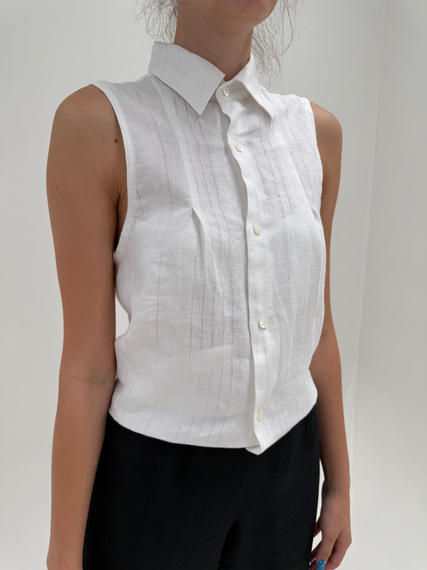 Cămașa din in premium cu dungi fine texturate în croi minimalist și broderie la baza