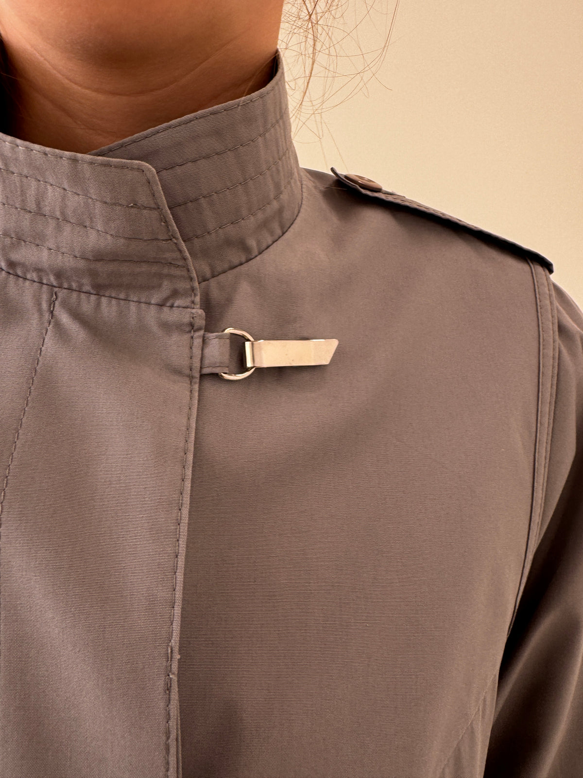 Trench vintage petite din gabardină cu închidere metalică argintie slate gray