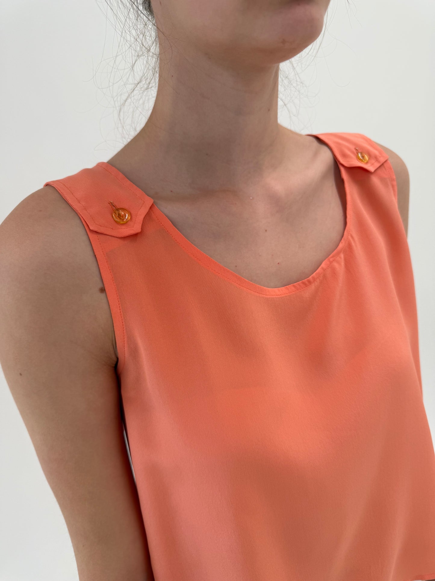 Top salmon orange din mătase naturală în croi minimalist