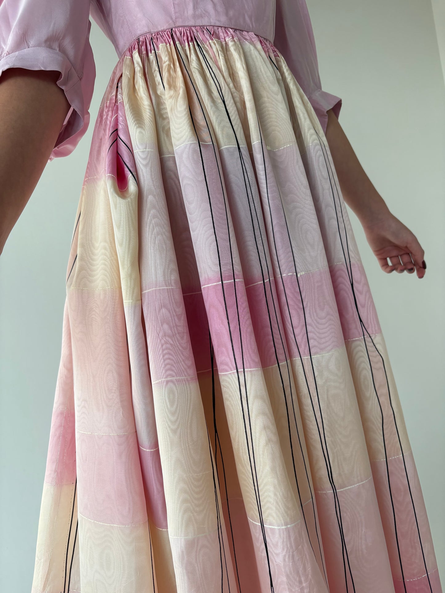 Rochie old vintage din anii 70 în culori pudrate cu corsaj din tafta
