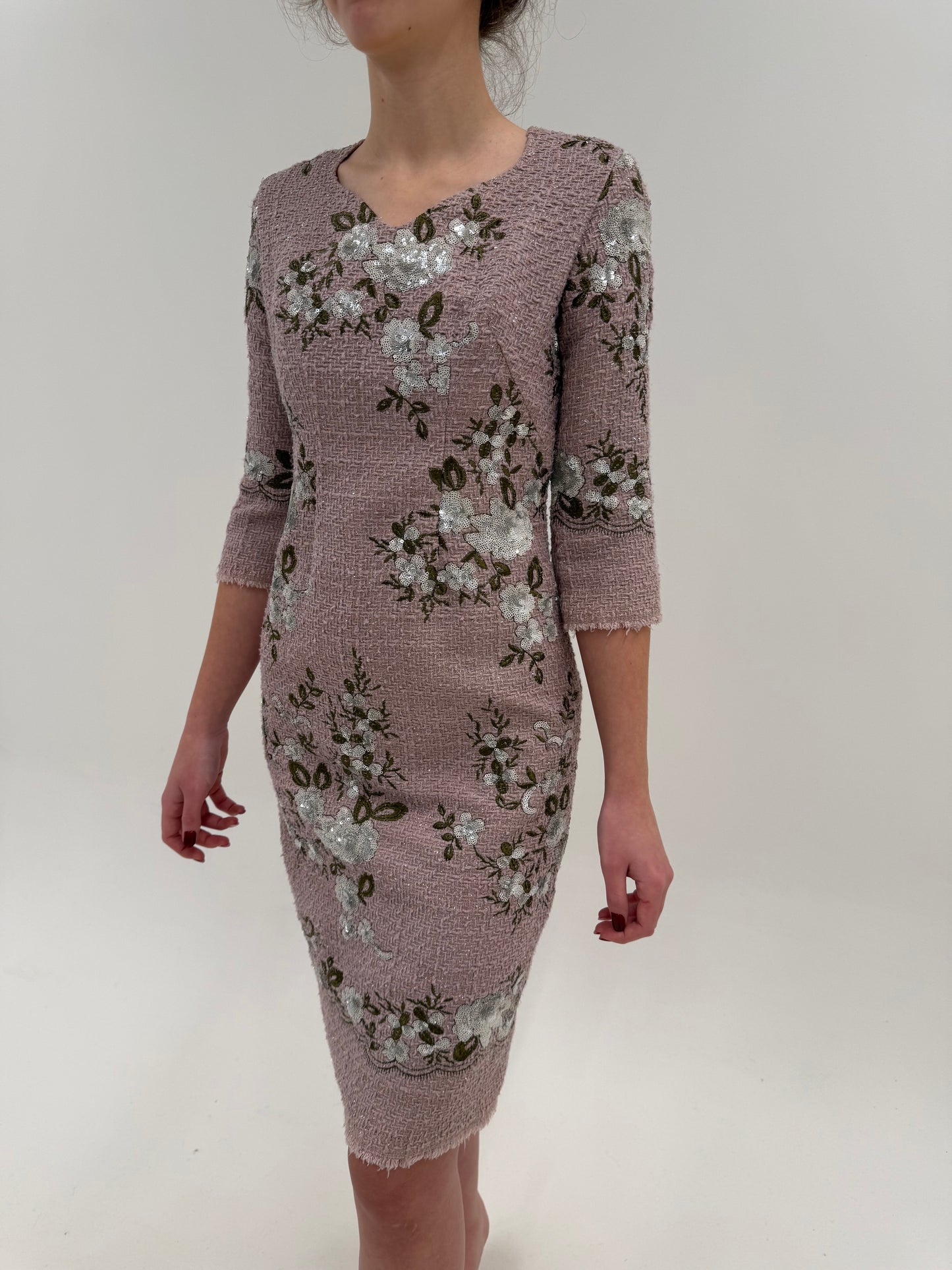 Rochie in stil Chanel din tweed dusty Pink cu aplicații și broderie