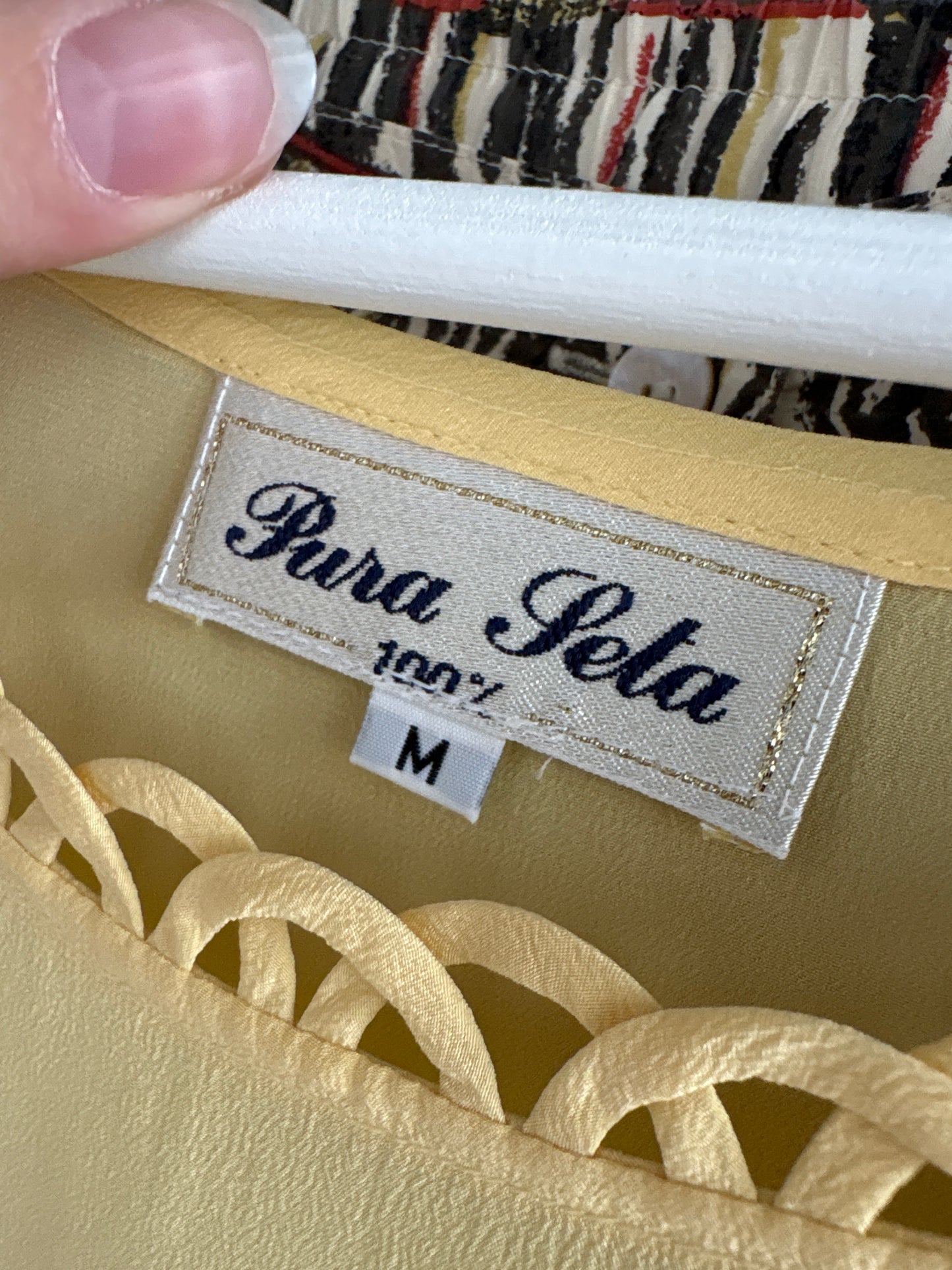 Top butter yellow din mătase naturală în croi minimalist cu lucrătură manuală
