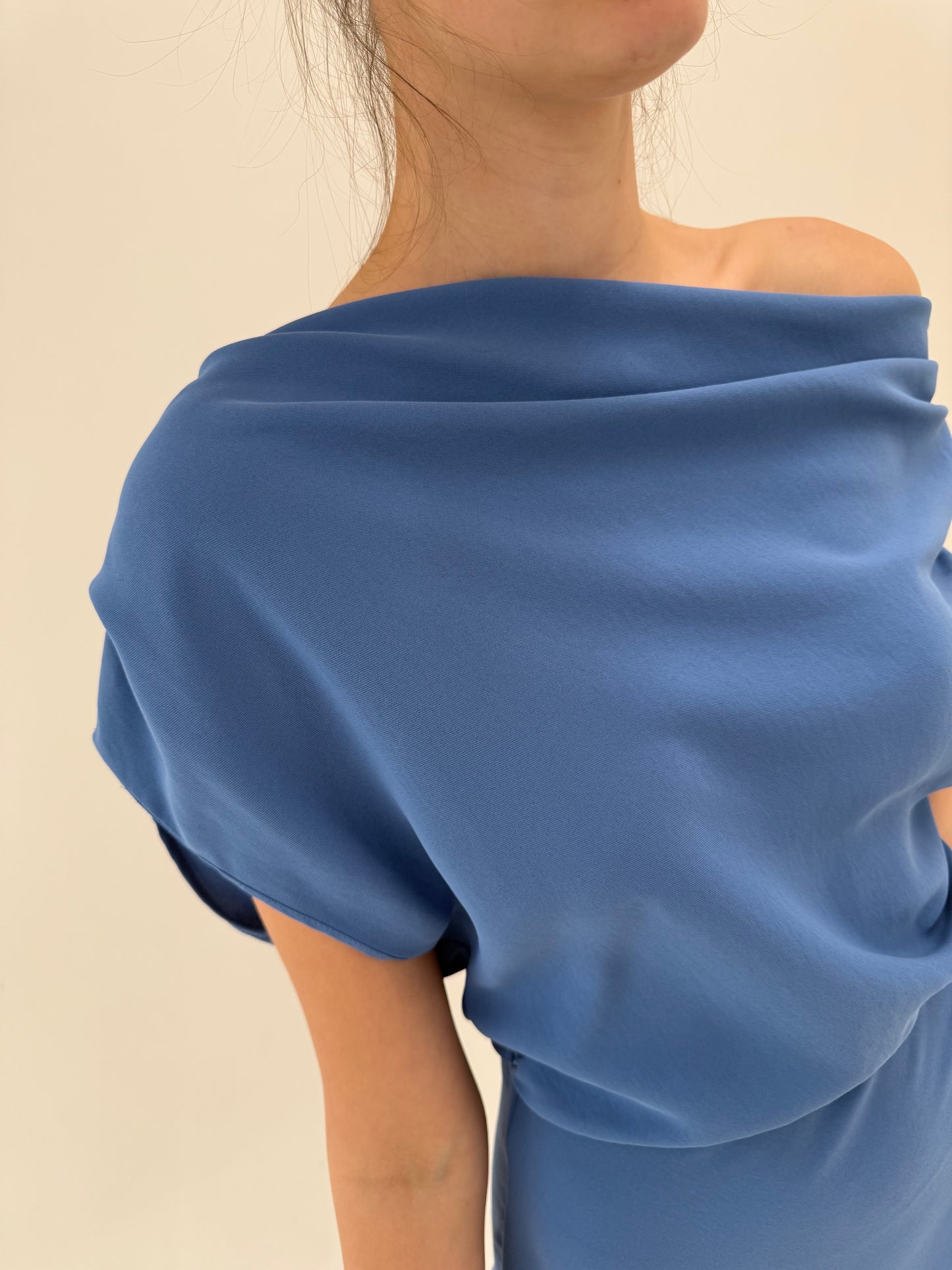 Rochie dusty Blue în croi drapat cu fusta în bie și talie ultra înaltă