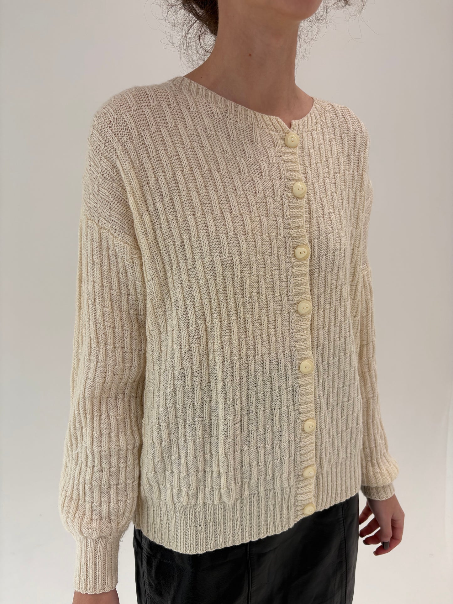 Cardigan butter white vintage lucrat manual din lana extrafina texturată