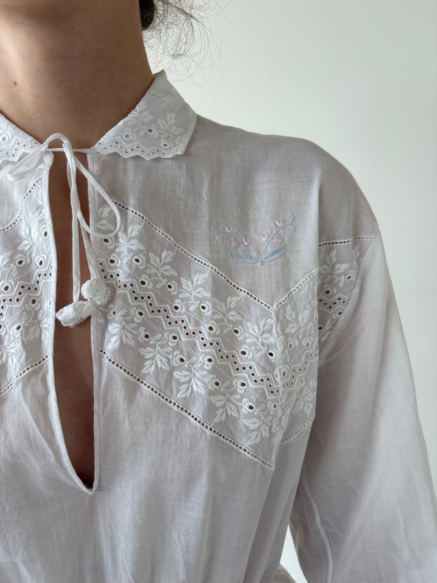 Rochie vintage italiană bijuterie din panzica extrafina de in cu broderie manuală