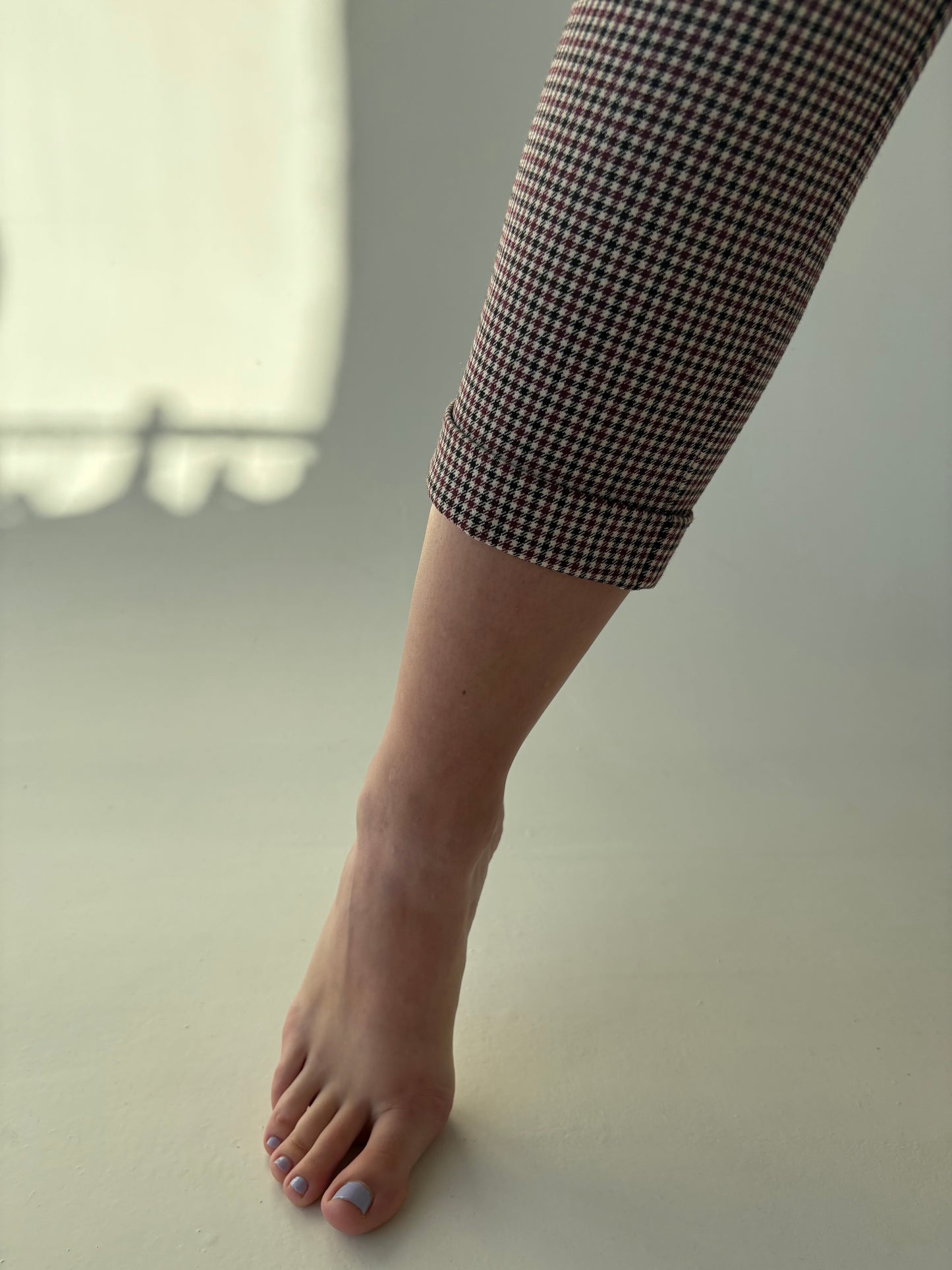 Pantaloni petite Marella by Max Mara în carouri cu burgundy ușor modelatori