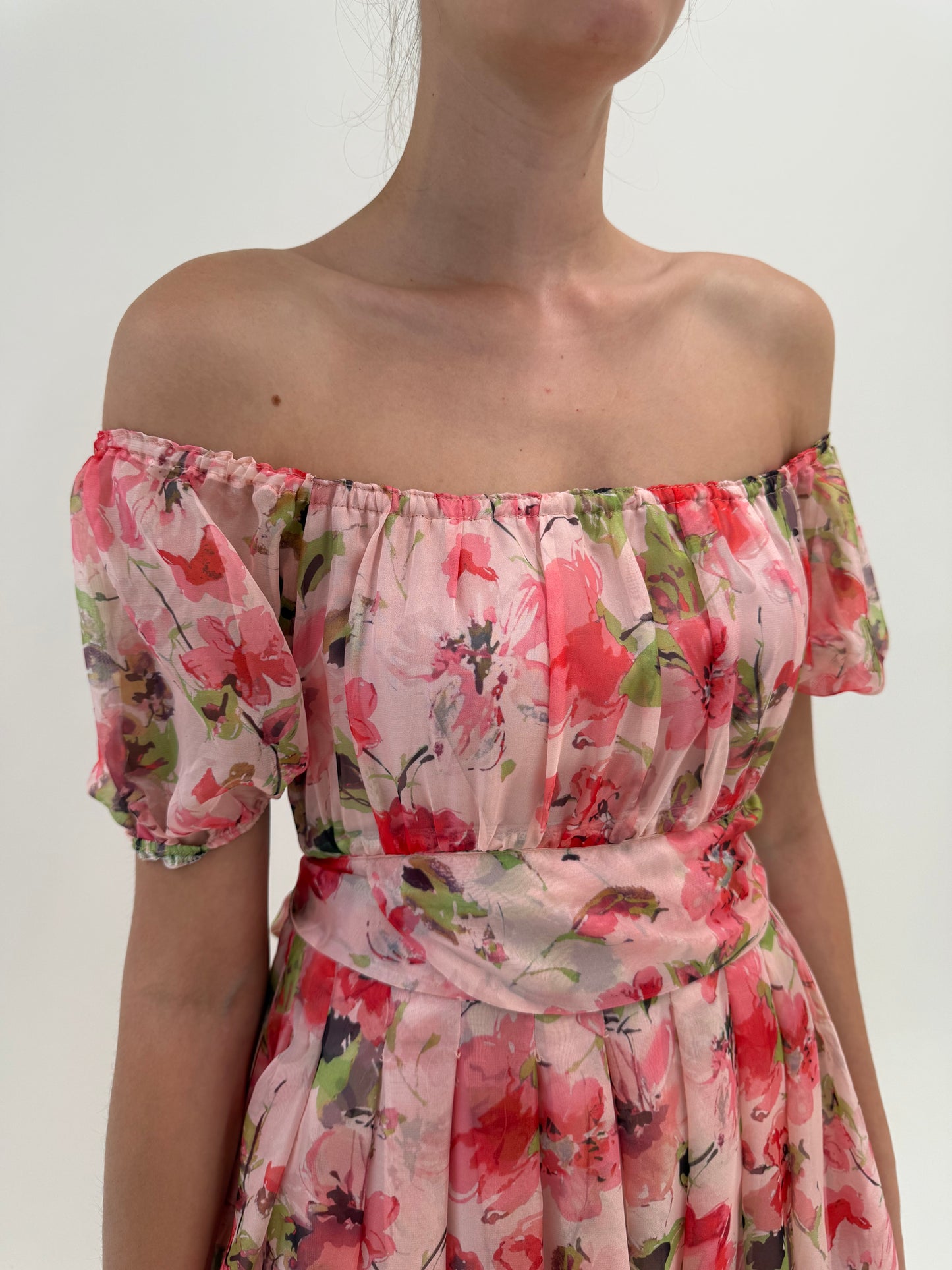 Rochie powder Pink in croi de ani 50 din mătase naturală cu bust si talie elastică