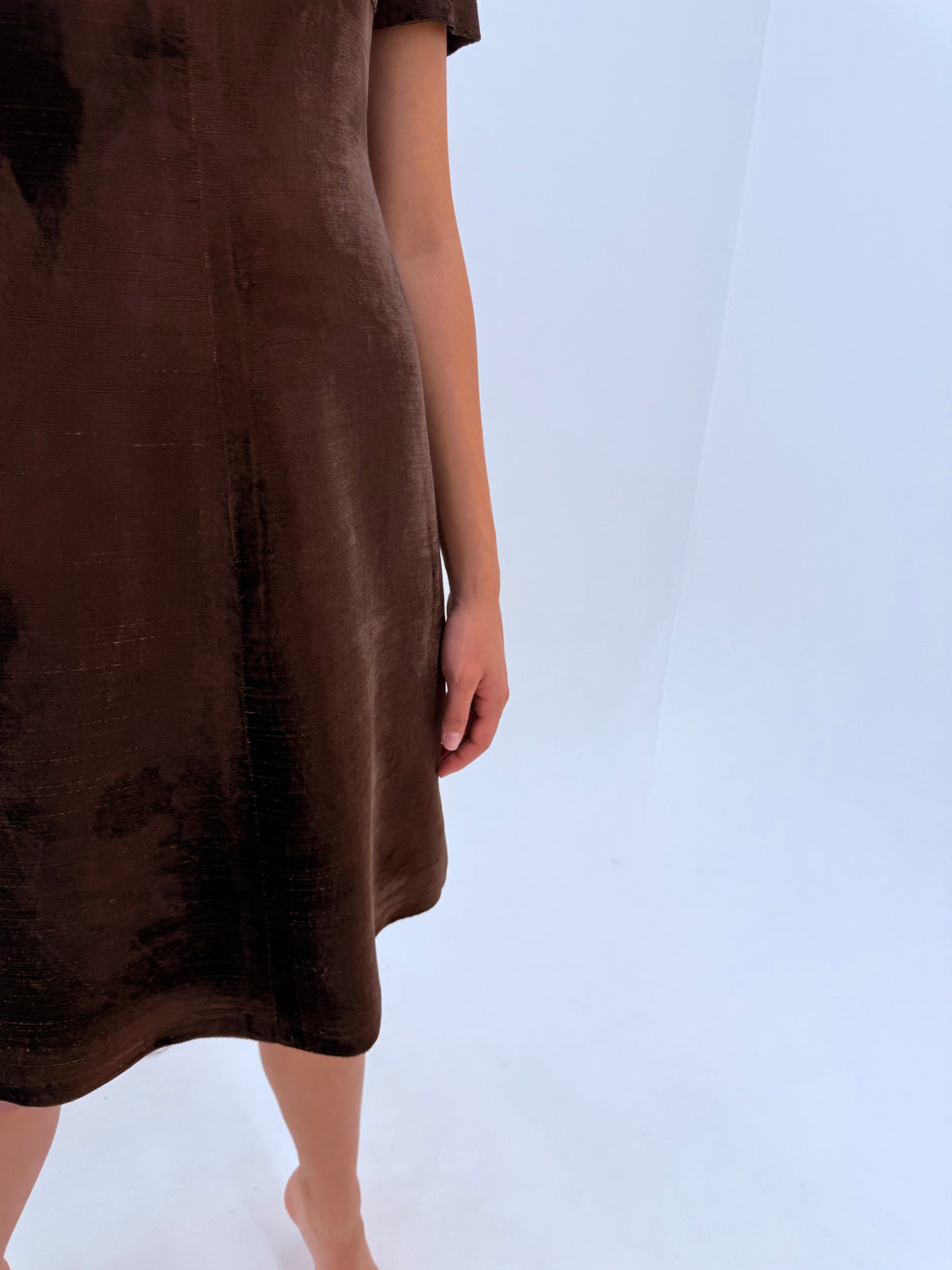 Rochie old vintage anii 60 din catifea chocolate brown cu inserții fine aurii și croi Empire
