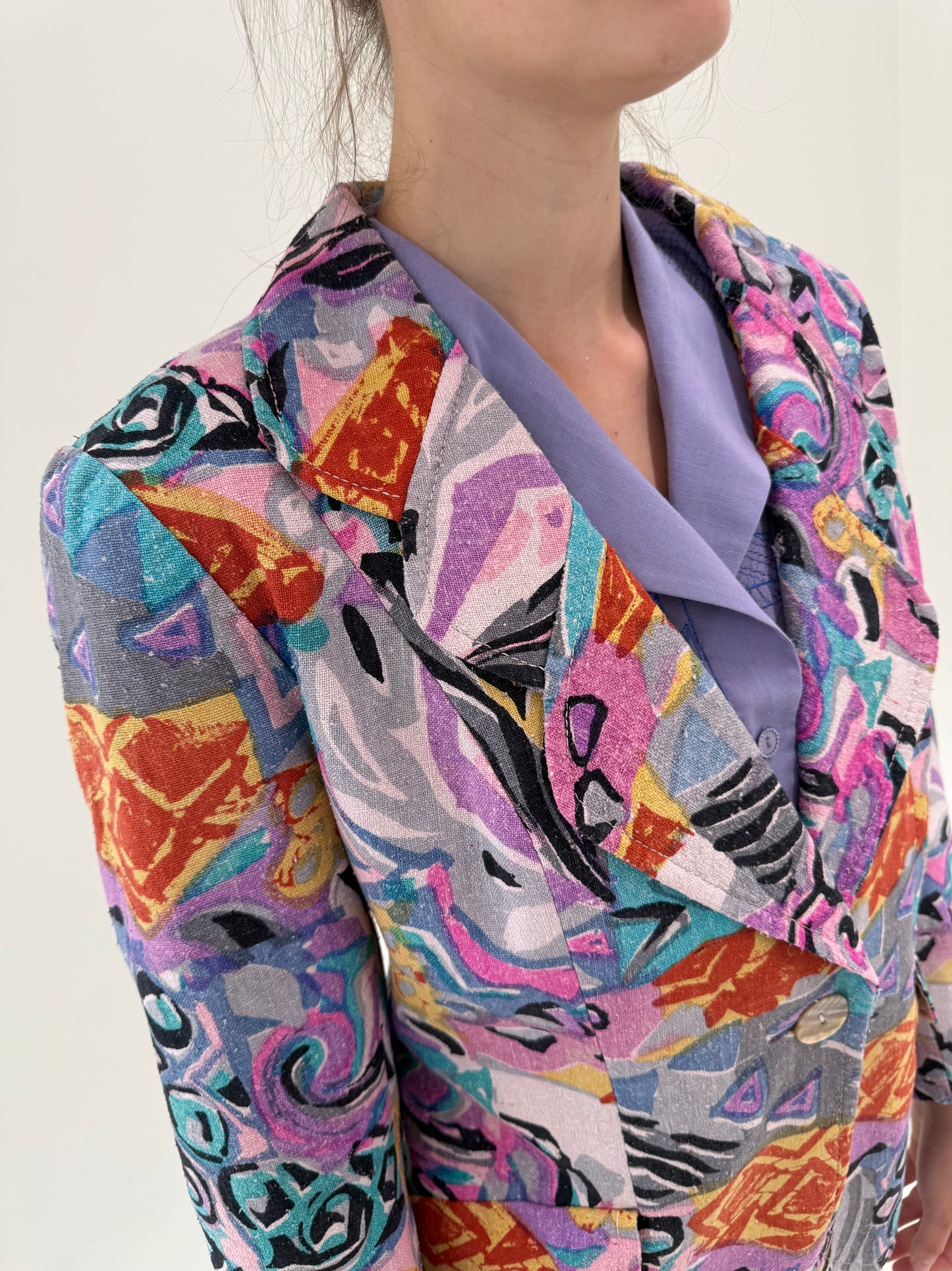 Sacou petite din mătase naturală raw cu închidere tip smoking și revere late
