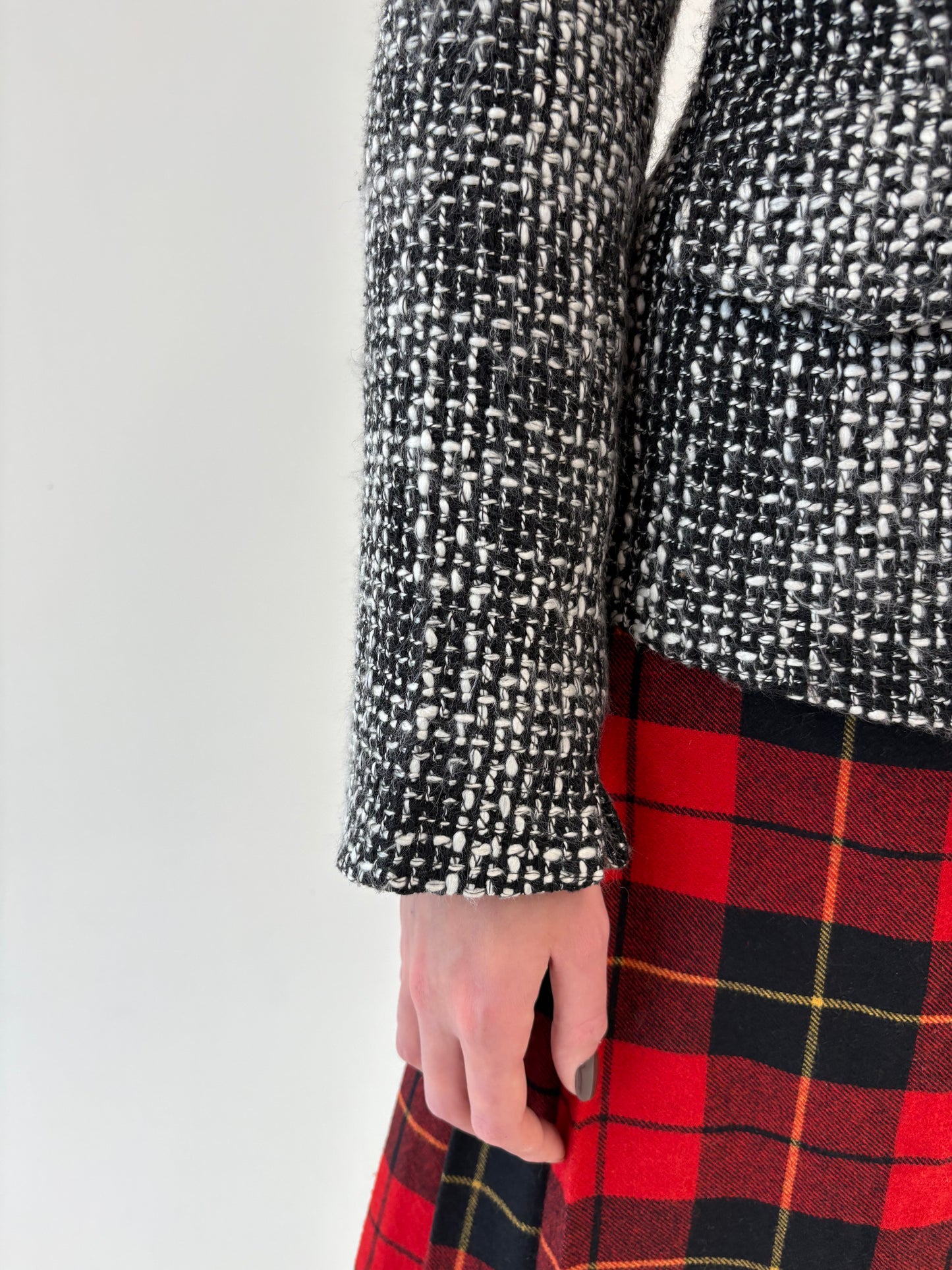 Sacou cambrat din tweed în stil Chanel cu închidere tip smoking