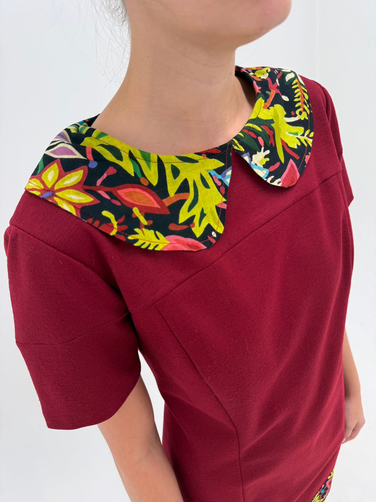 Rochie burgundy Trussardi din lana extrafina confort cu guler colorat