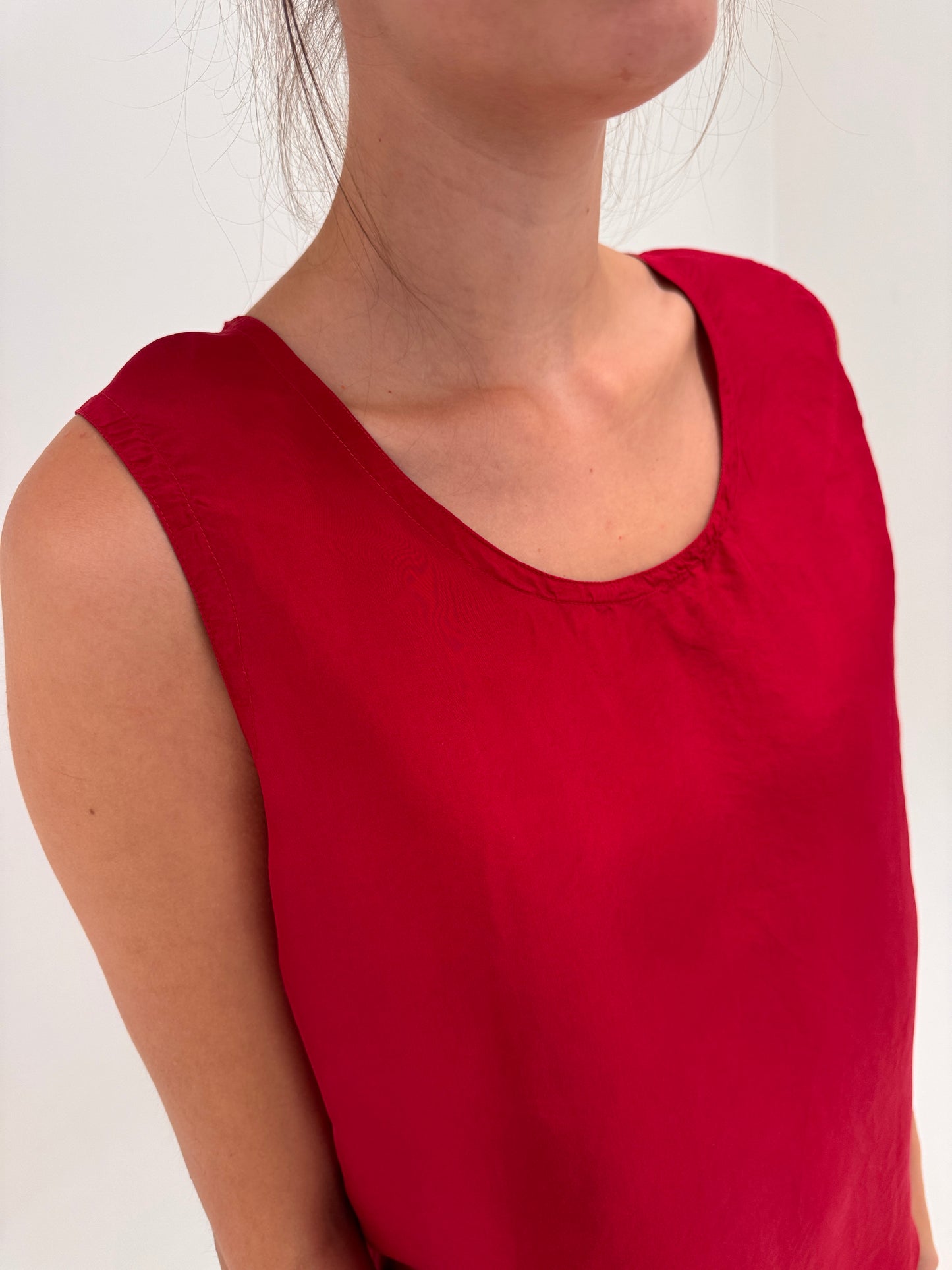 Top ruby red din mătase naturală în croi minimalist