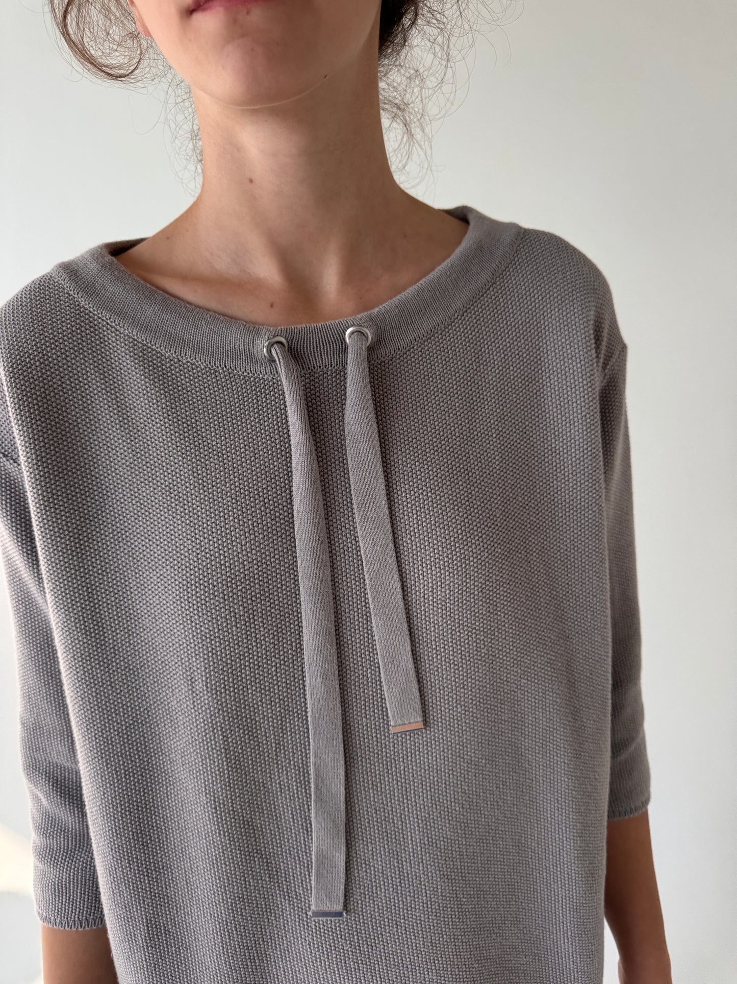 Bluză warm gray din bumbac de gramaj mare în croi minimalist