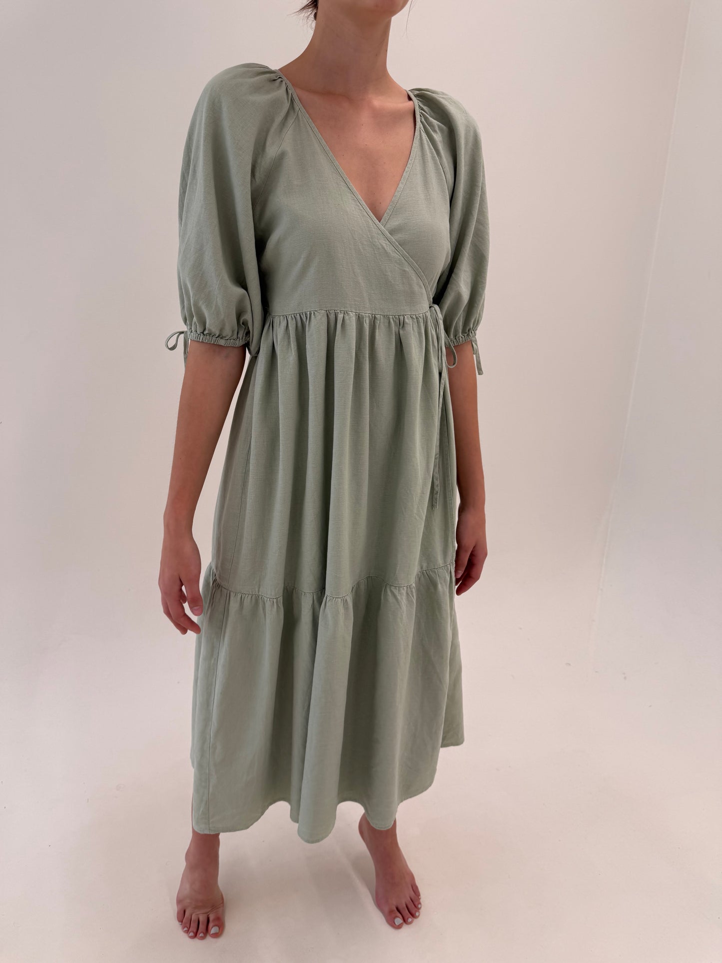 Rochie maxi dusty mint green cu talie ultra înaltă și mâneci bufante în croi petrecut