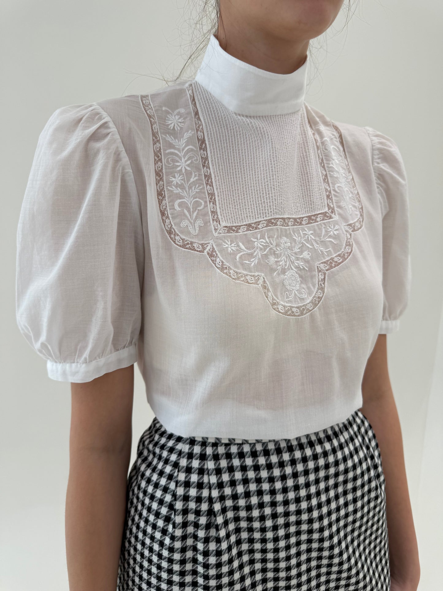Top vintage excepțional cu broderie,  dantelă delicată și umeri bufanți