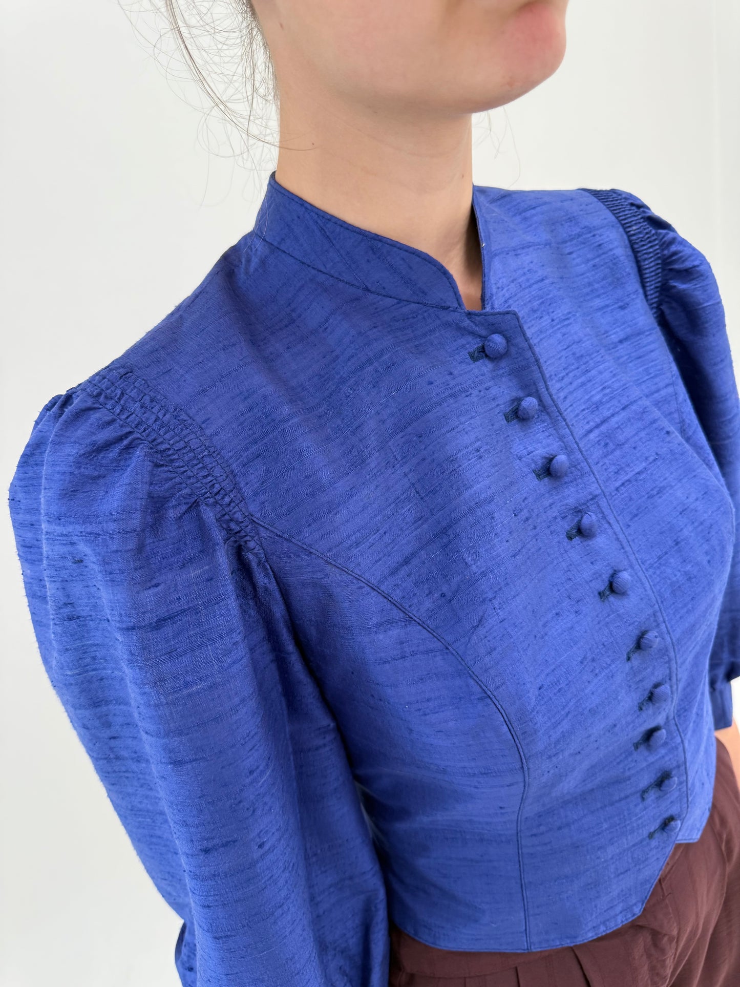 Sacou cambrat din mătase naturală dupioni indigo blue cu umeri bufanți