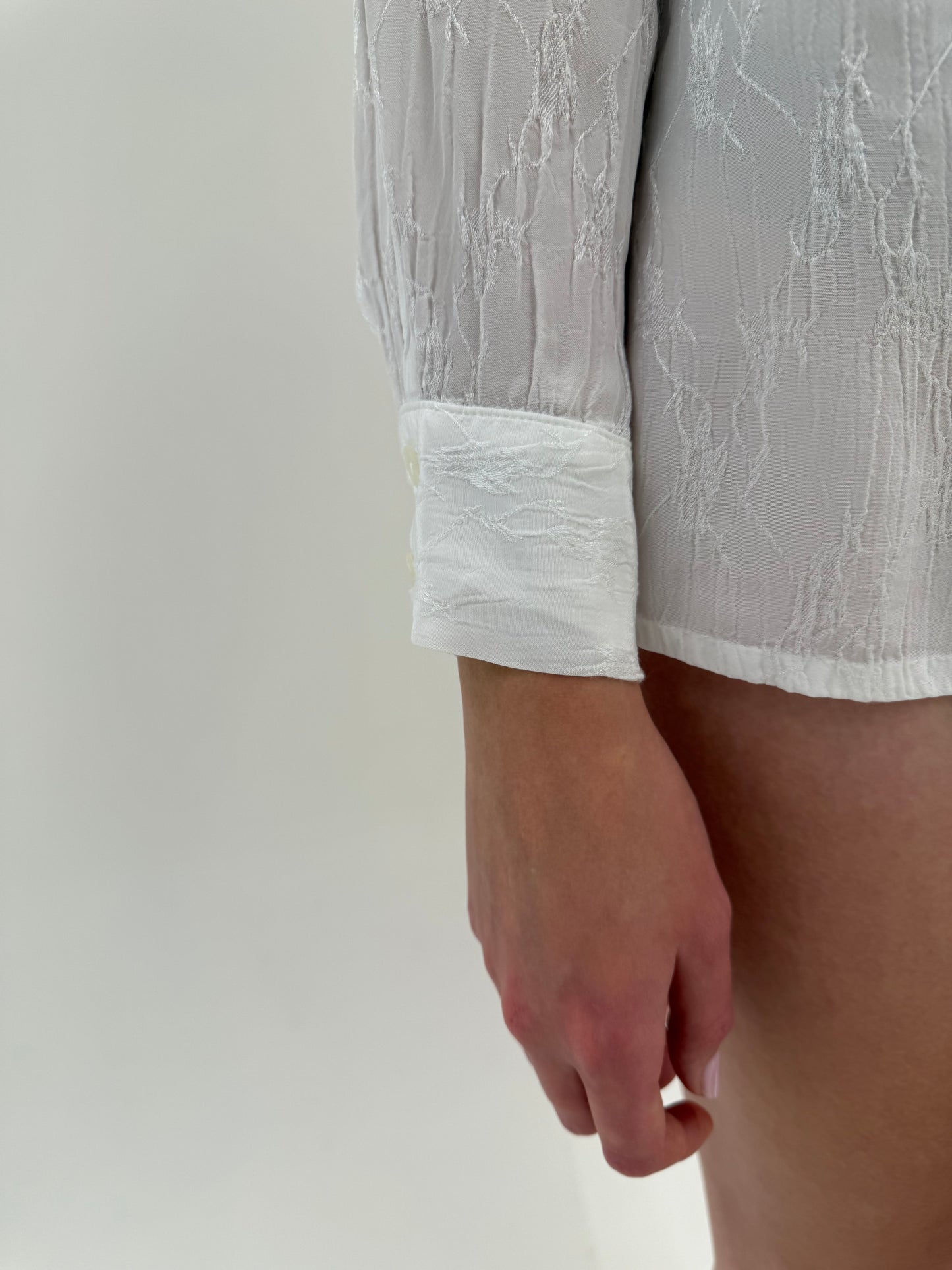 Cămașa premium integral brodată cu revere ușor supradimensionate