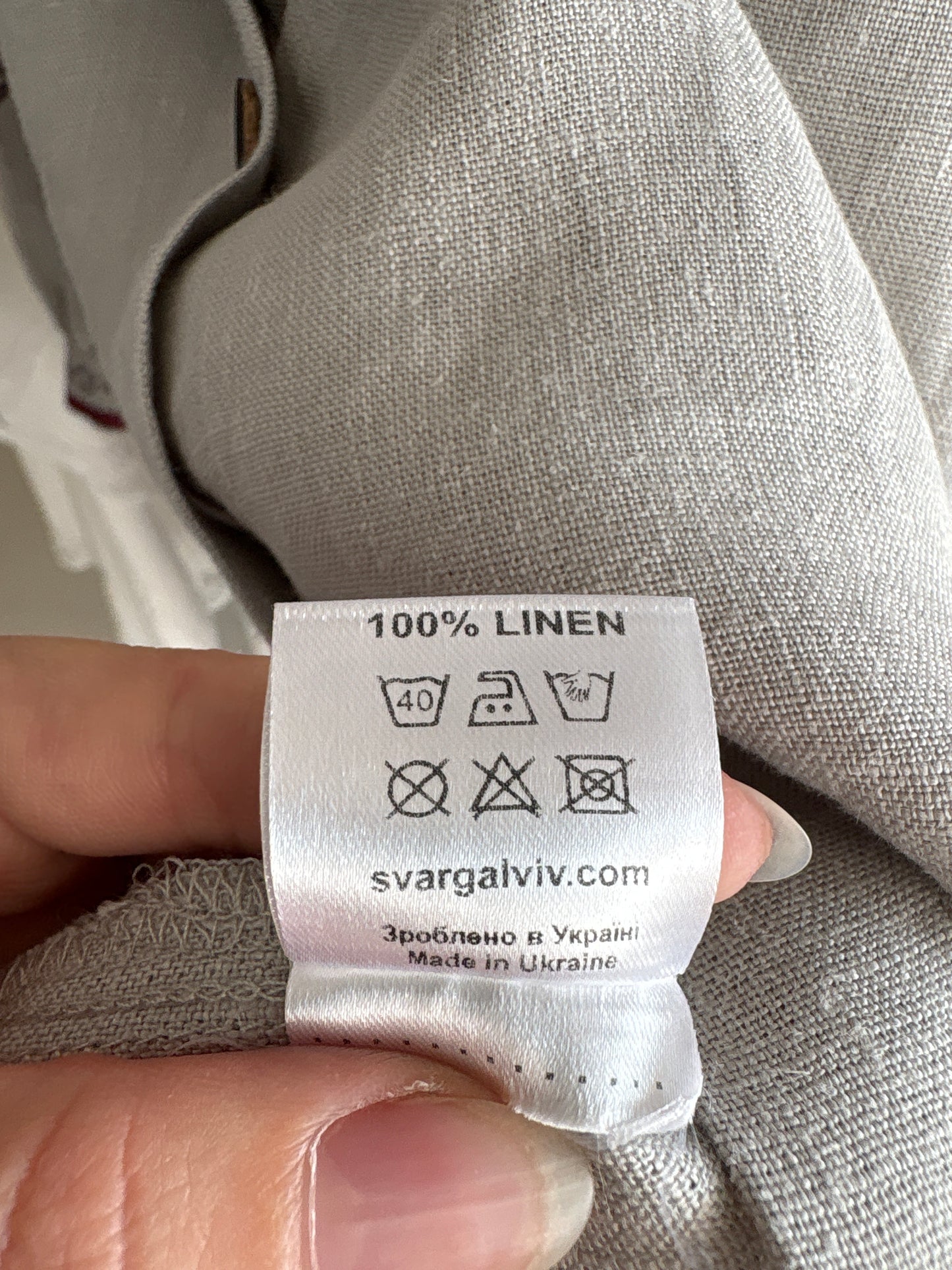 Tunica din pânză de in warm gray cu broderie excepțională burgundy