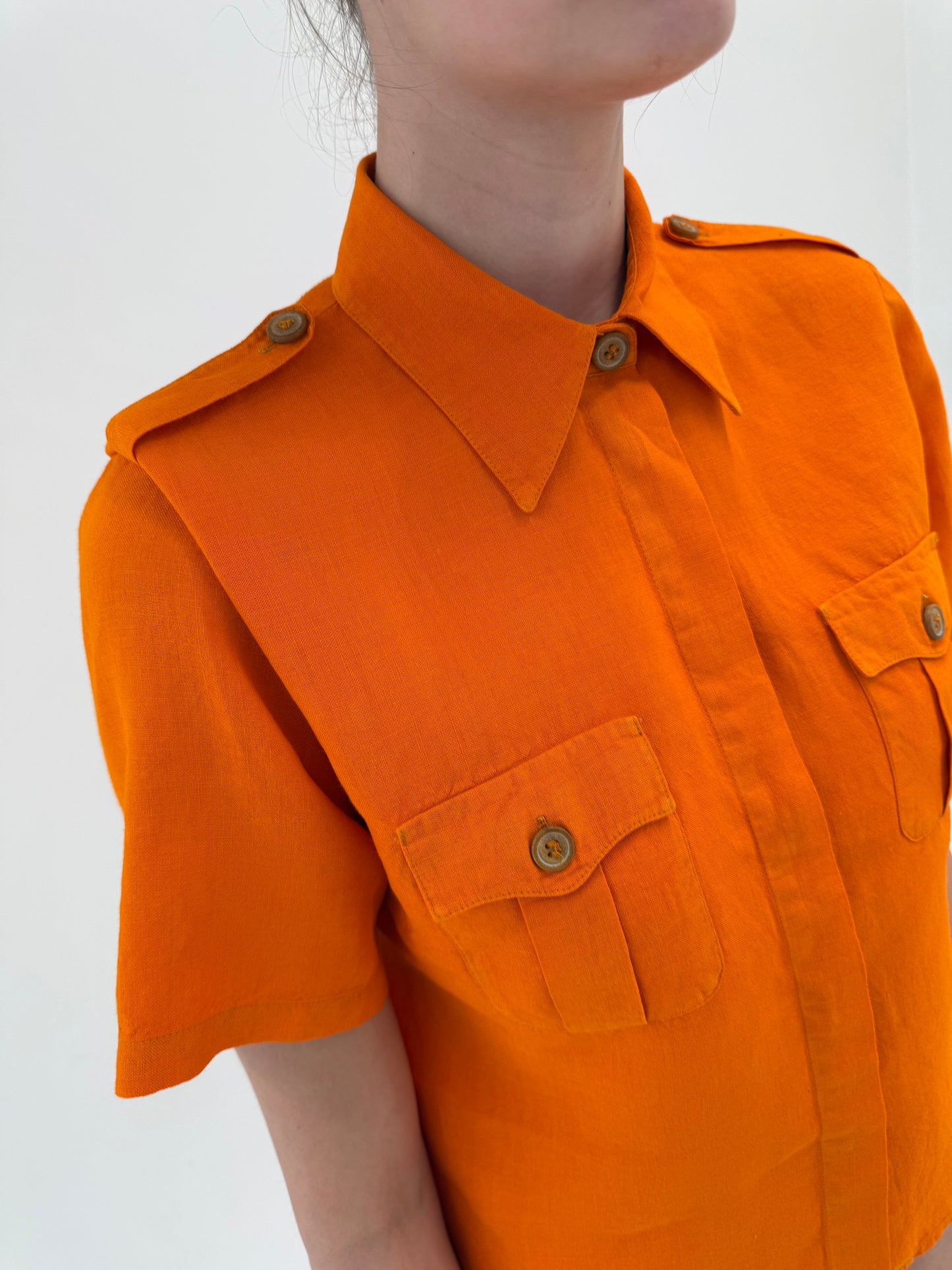 Cămașa din in electric orange cu influențe casual