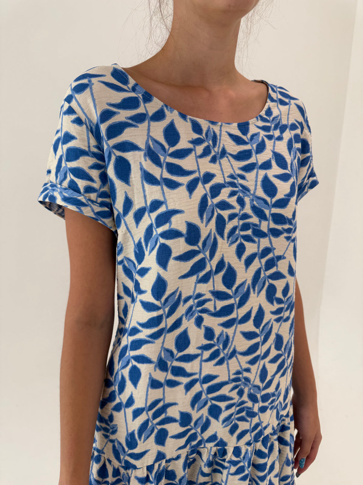 Rochie din pânză cu print albastru regal și talie căzută în croi lejer